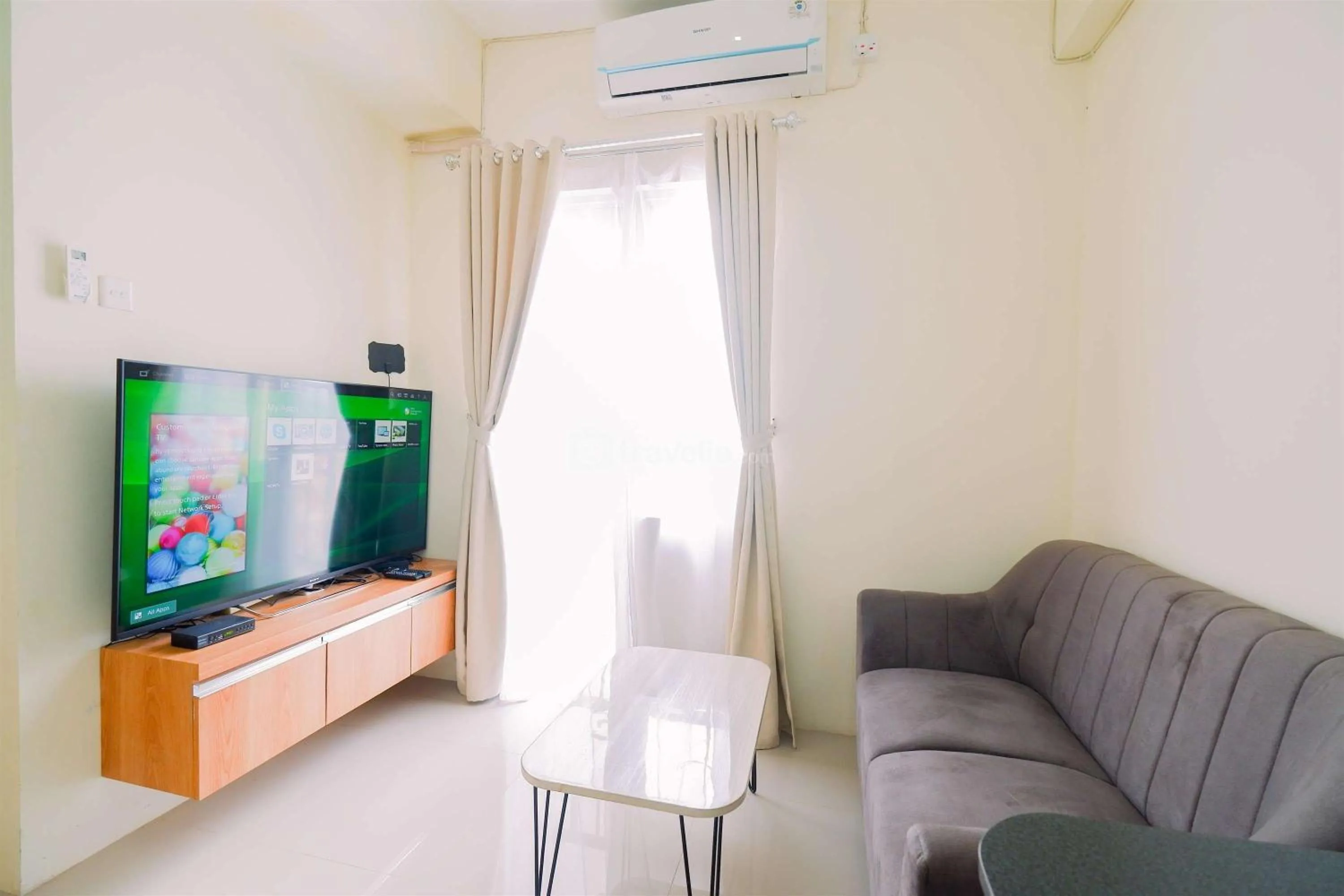 Living room in Warm and Cozy Living 2BR Bogorienze Apartment By Travelio