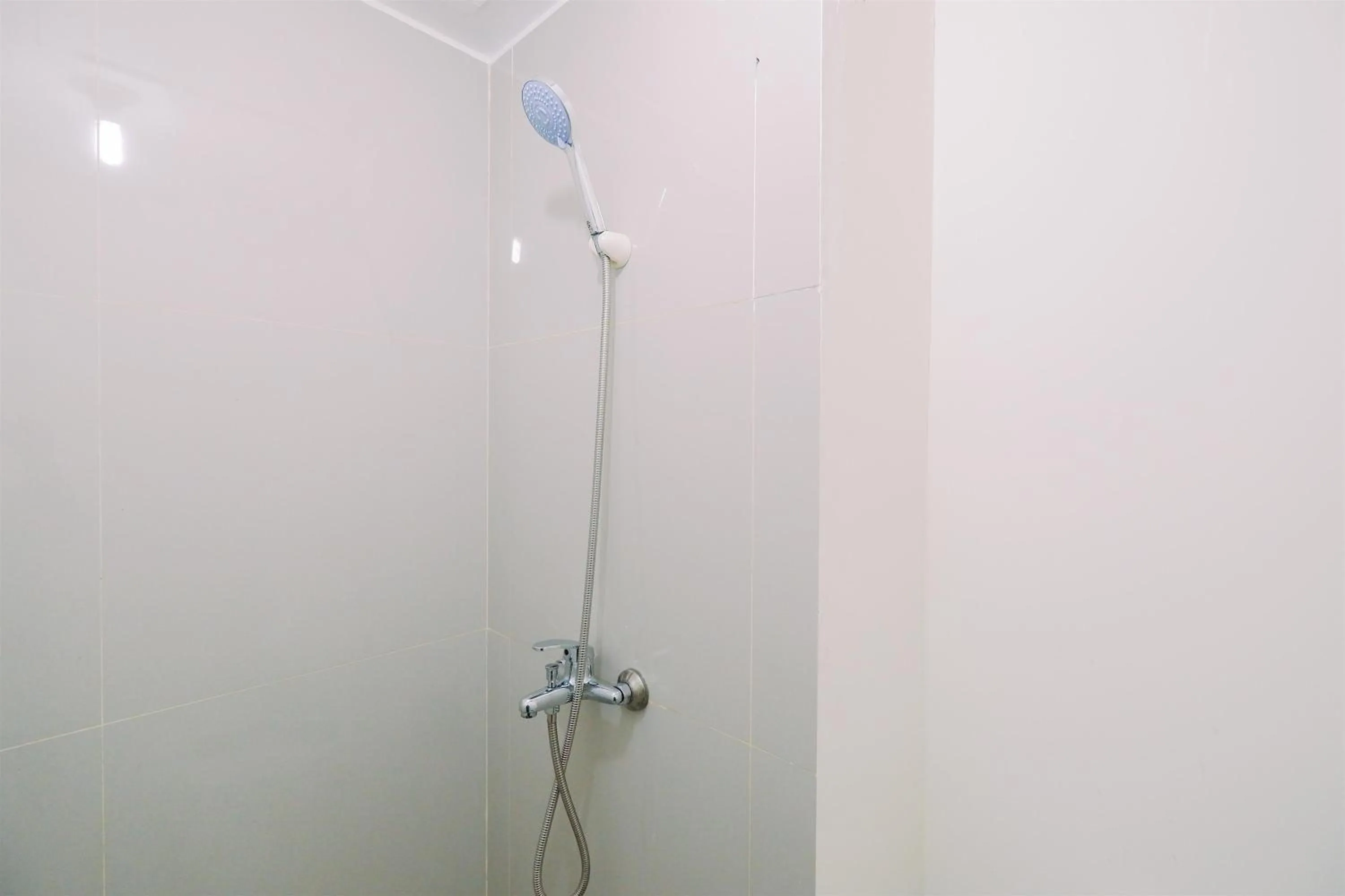 Bathroom in Warm and Cozy Living 2BR Bogorienze Apartment By Travelio