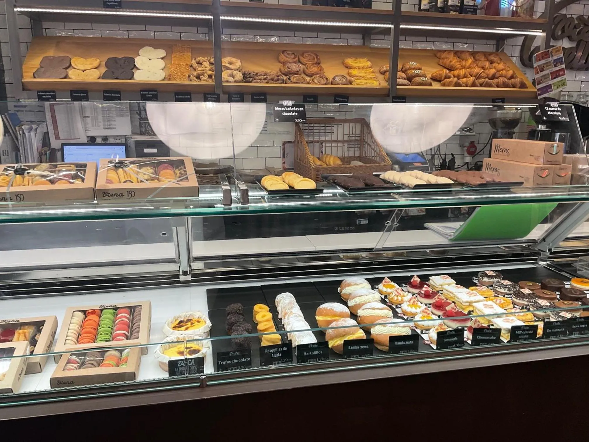 Restaurant/places to eat in Luz Madrid Rooms