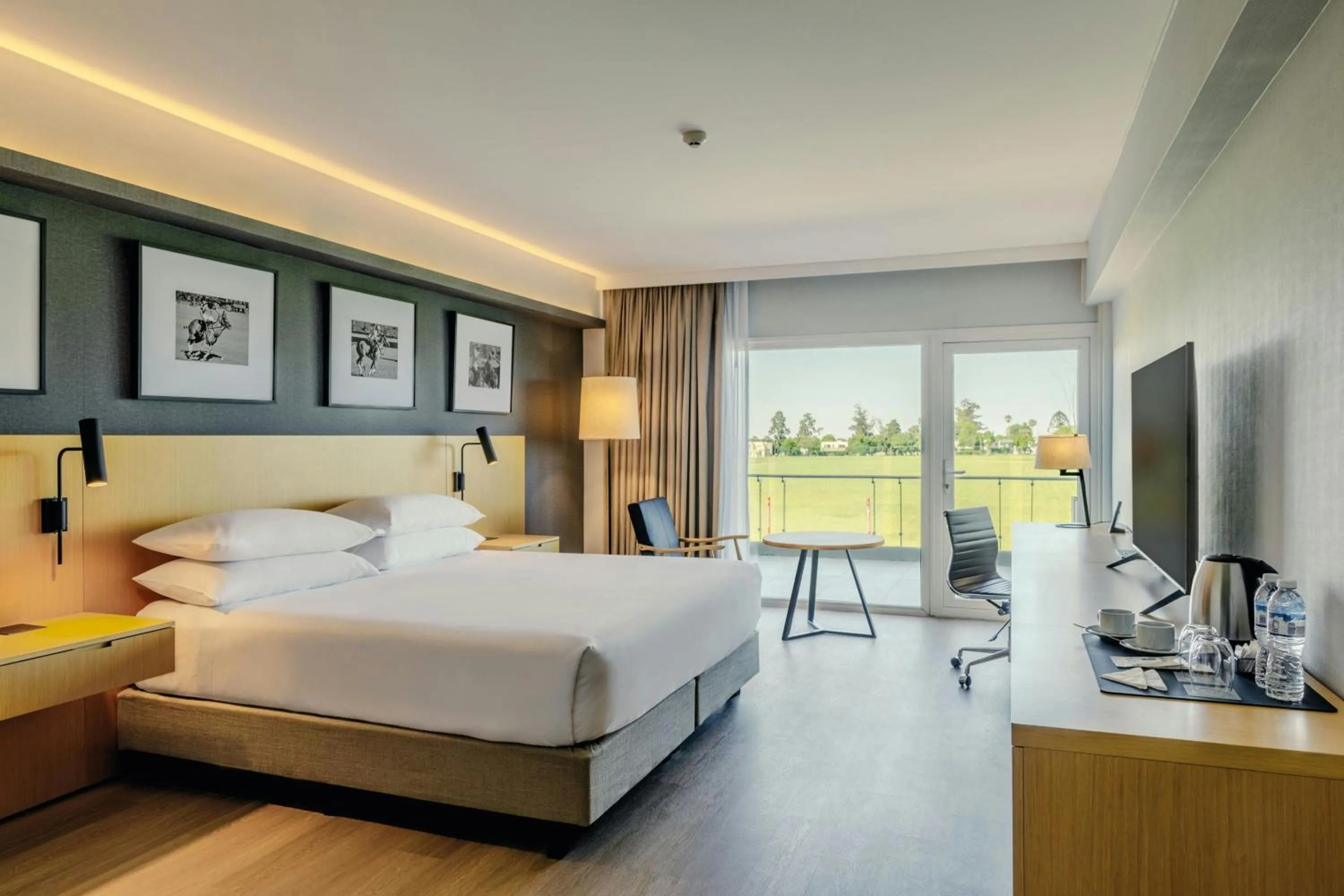 Photo of the whole room, Bed in Sheraton Buenos Aires Greenville Polo & Resort