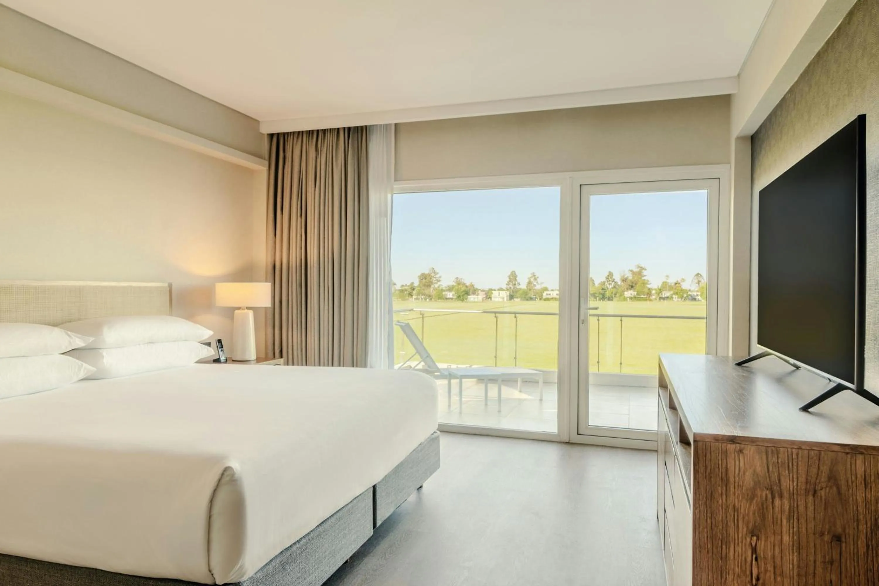 Photo of the whole room, Bed in Sheraton Buenos Aires Greenville Polo & Resort