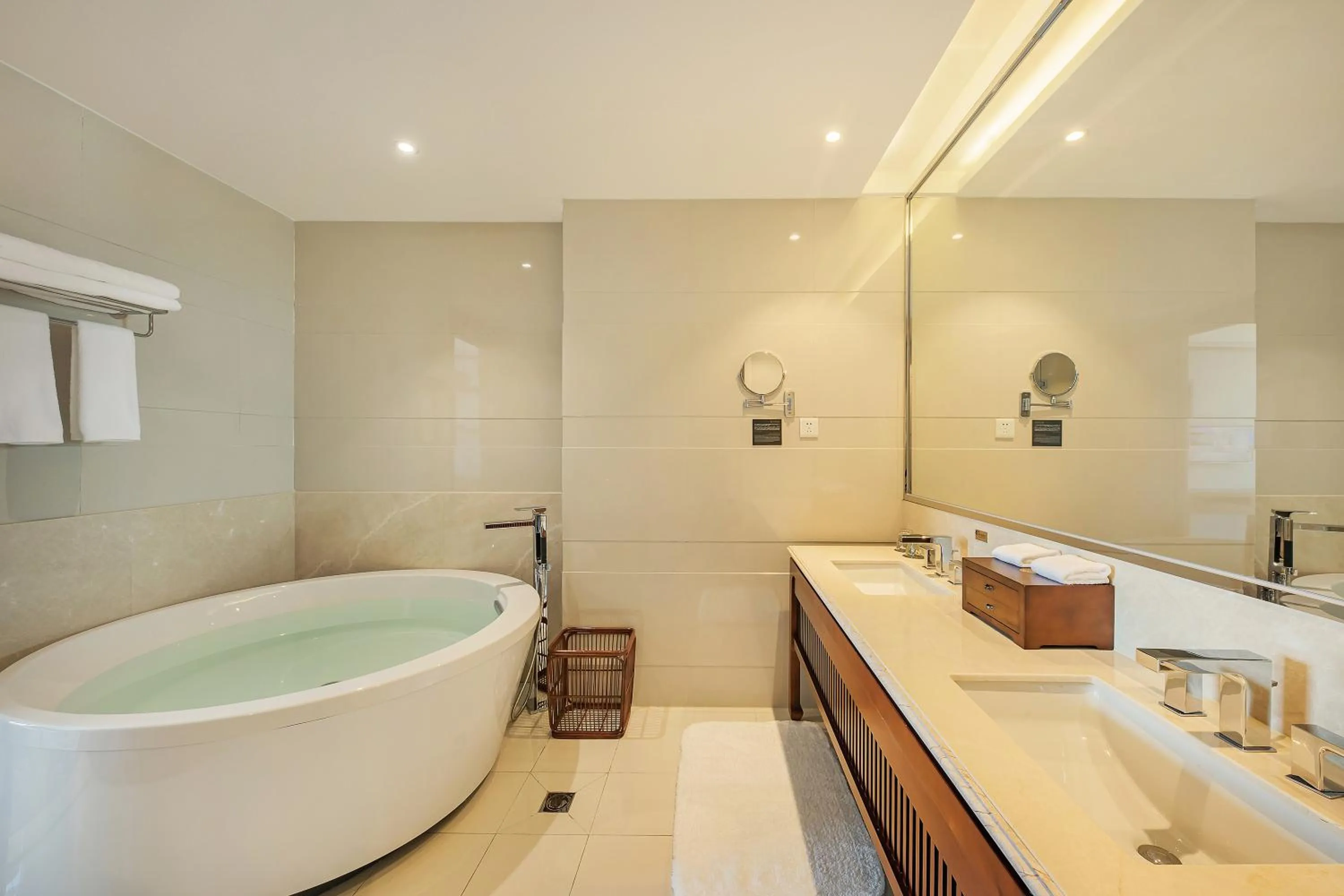 Toilet in Courtyard by Marriott Anji-Beside Zhebei Mall and Jiuzhou Mall,Live in downtown