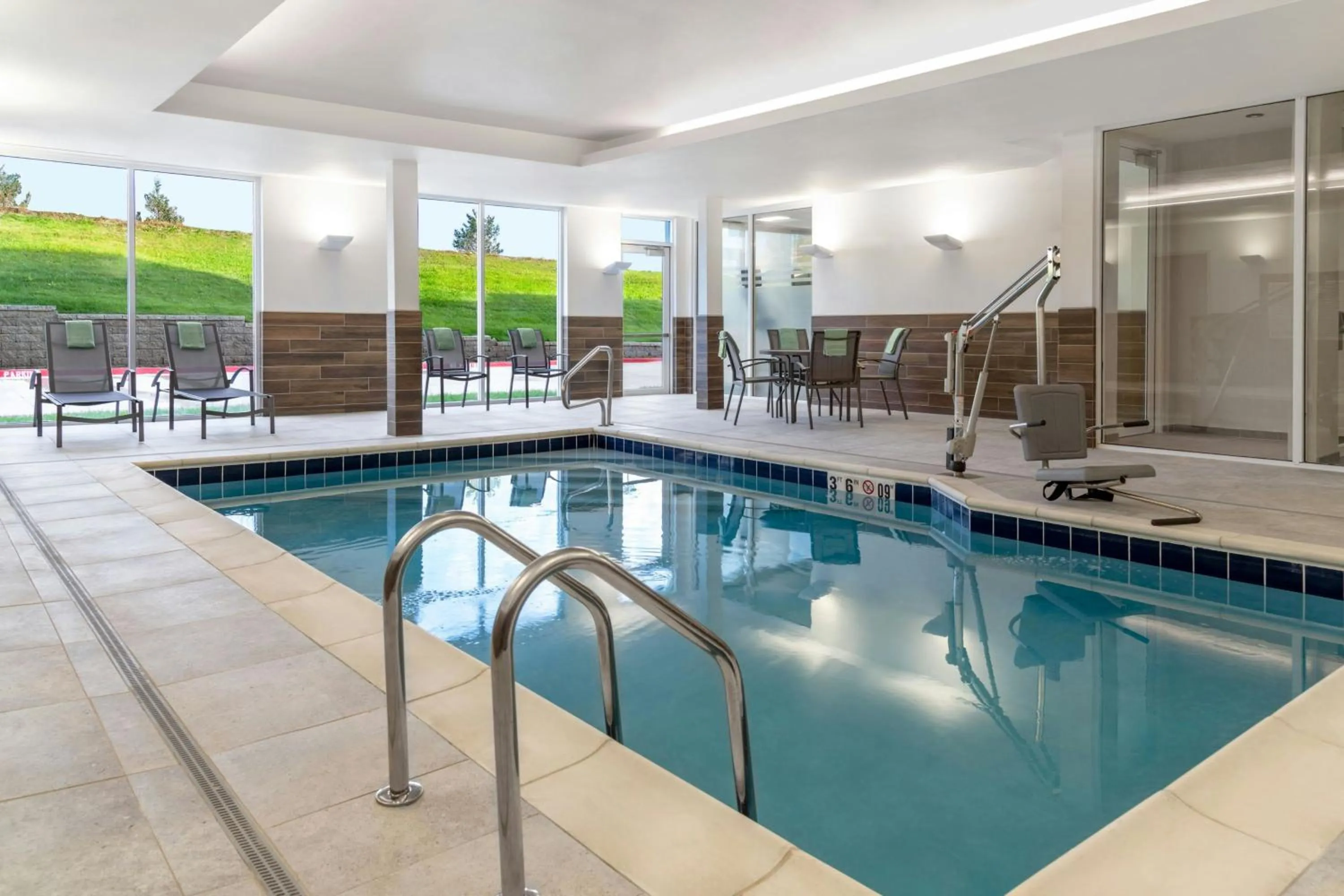 Swimming pool in Fairfield by Marriott Inn & Suites Kansas City at The Legends