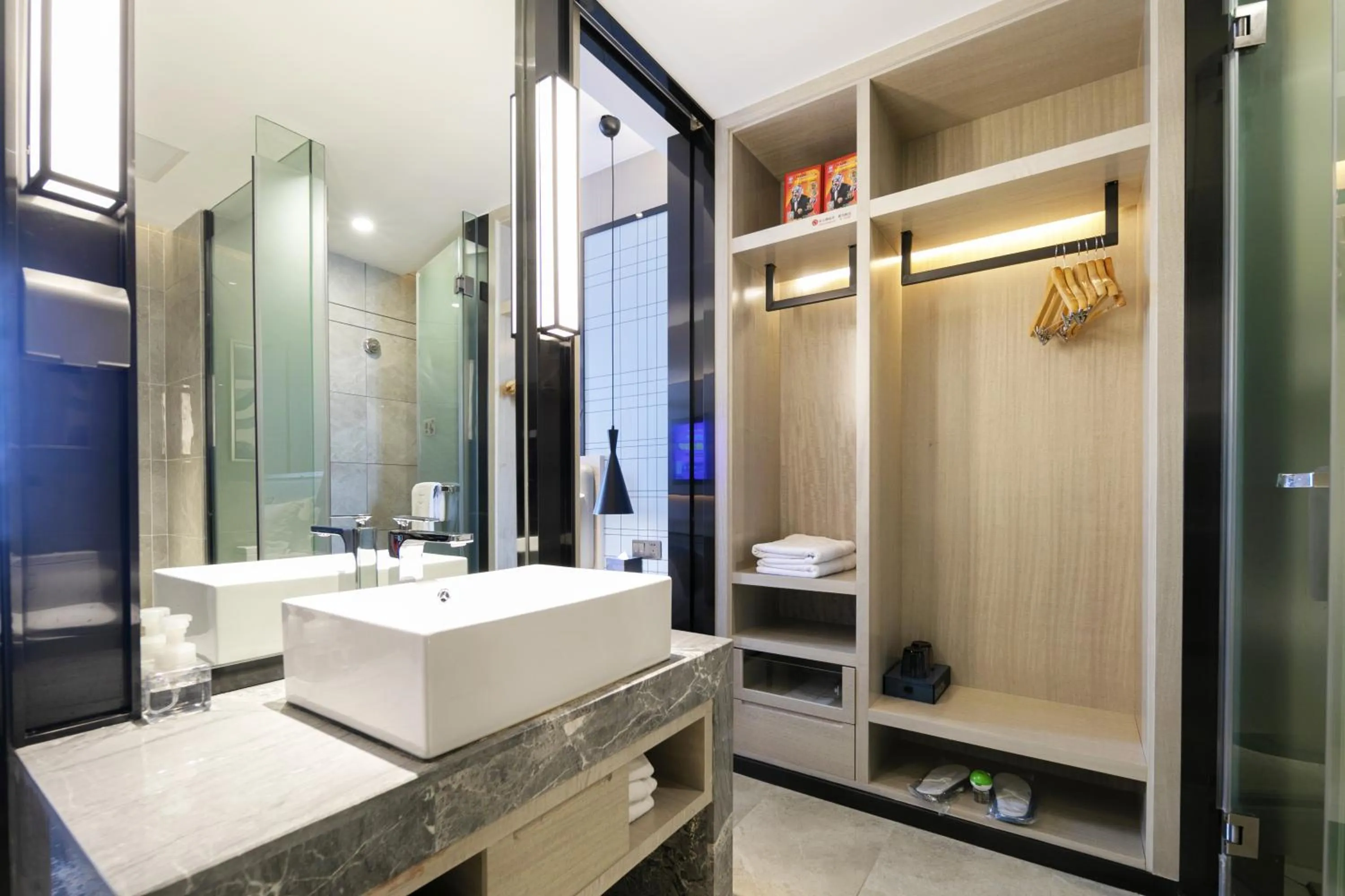 Shower in Echarm Hotel - Jingmen Yintai City Jingchu Institute of Technology