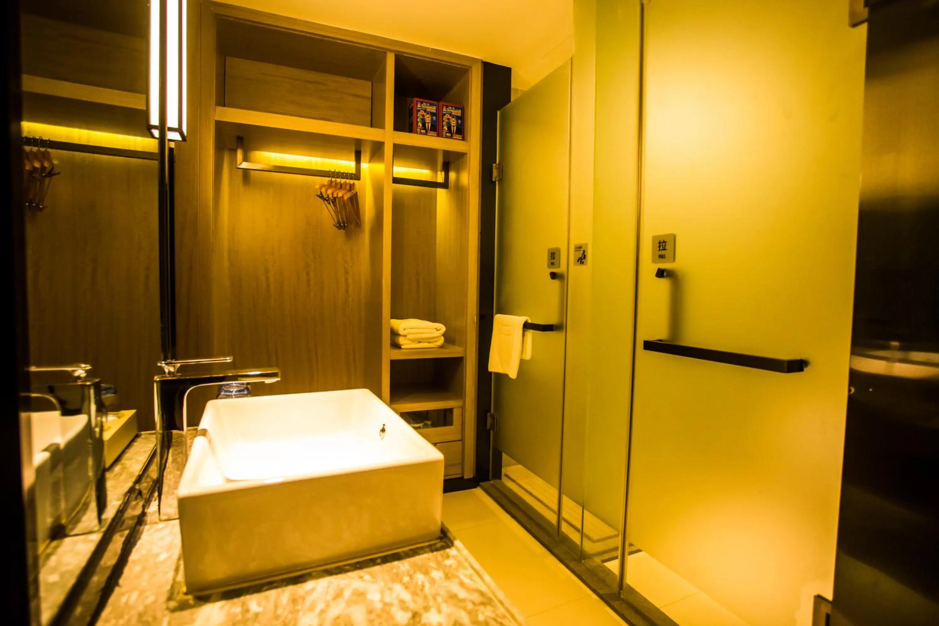 Bathroom, Bed in Echarm Hotel - Jingmen Yintai City Jingchu Institute of Technology