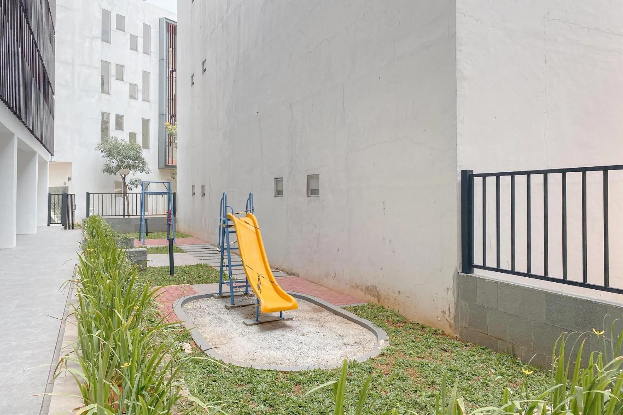 Spacious and Homey Studio at Cleon Park Apartment By Travelio