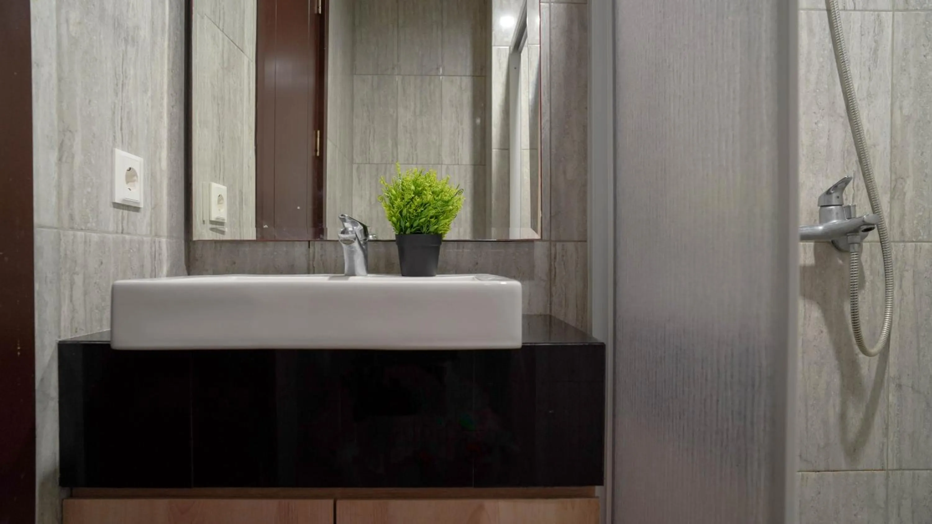 Spacious and Homey Studio at Cleon Park Apartment By Travelio