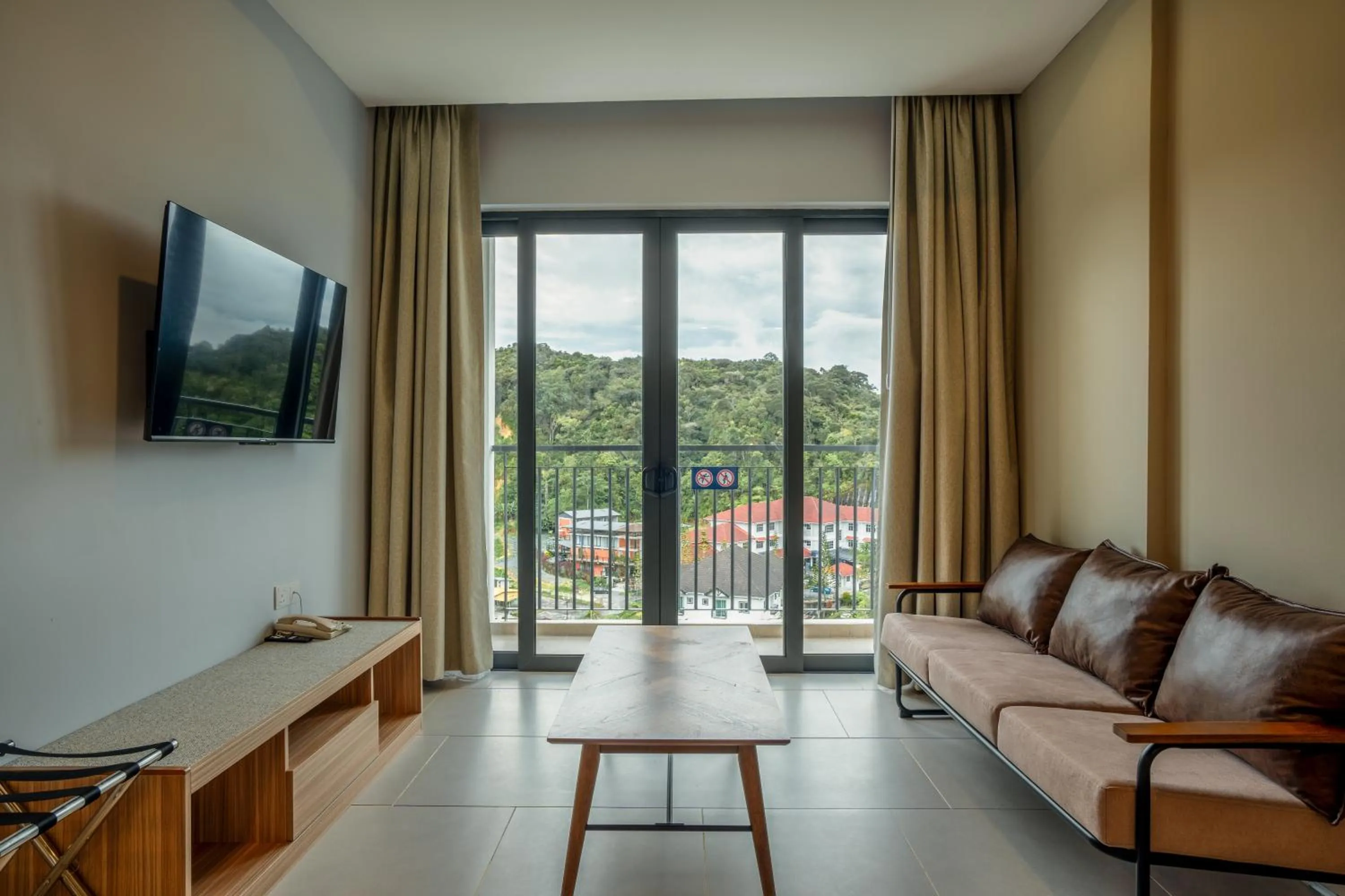 TV and multimedia in Zenith Suites Cameron