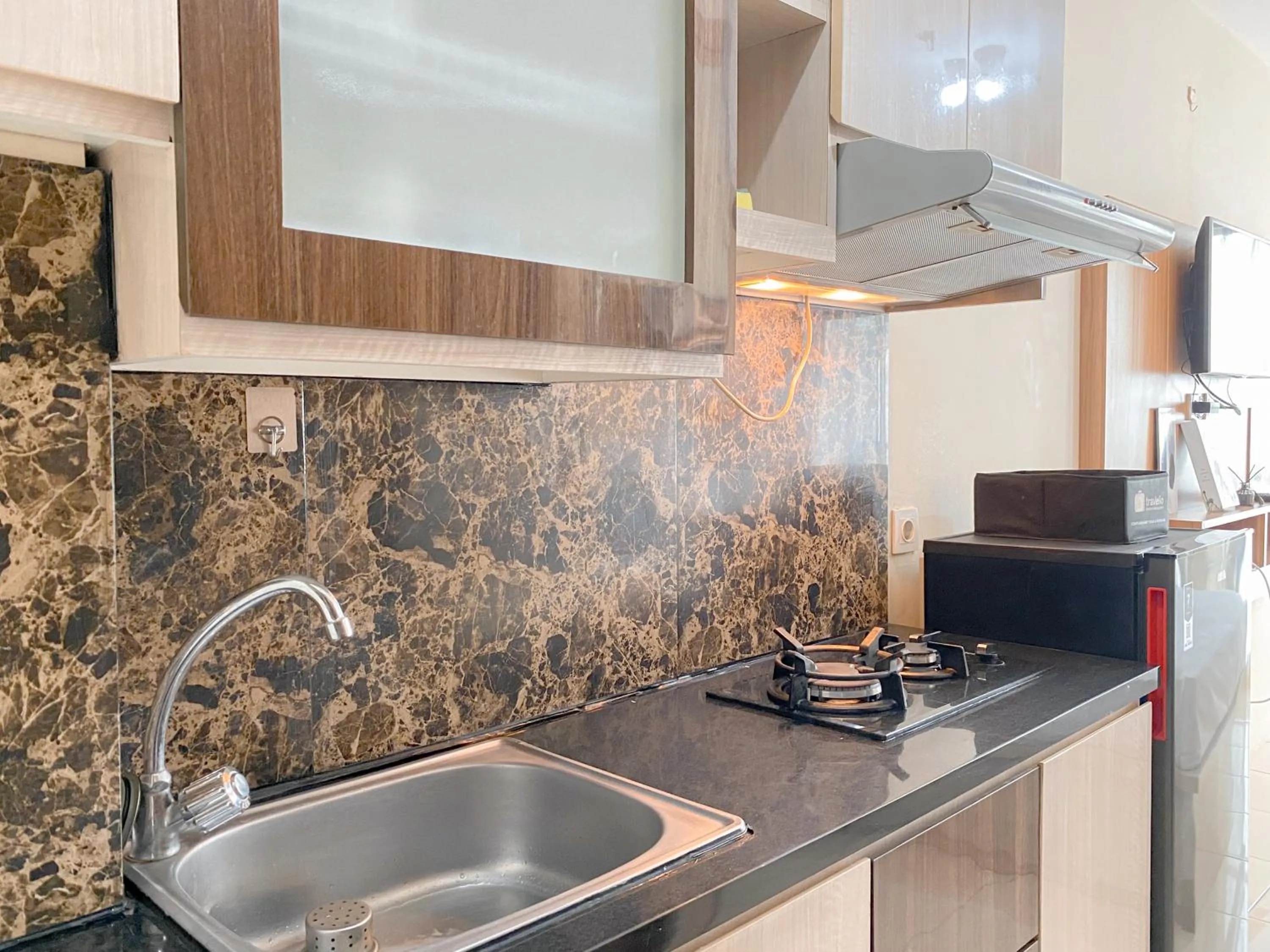 Kitchen or kitchenette in Modern Look and Comfy Studio Tifolia Apartment By Travelio