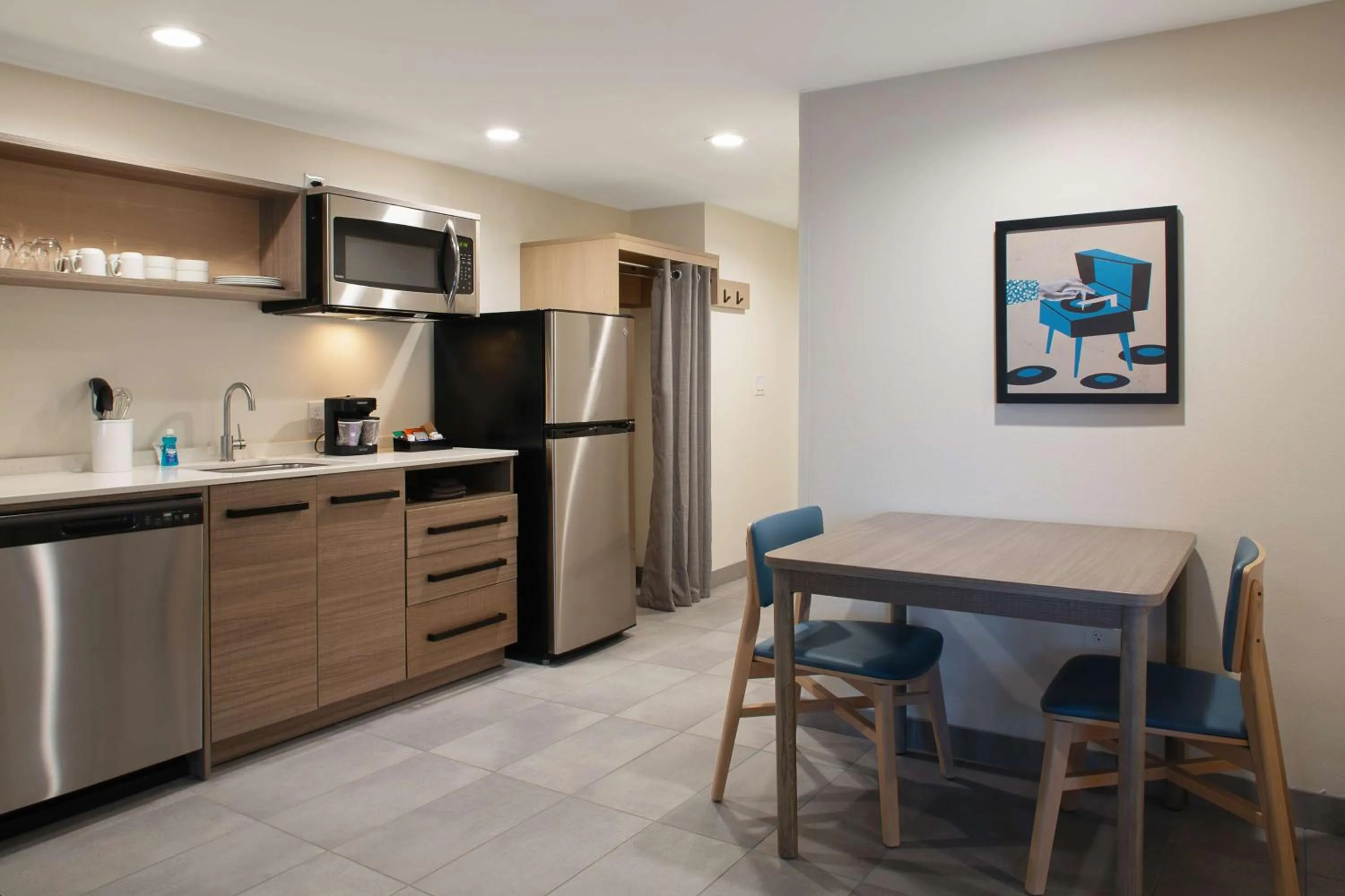 Kitchen or kitchenette in Home2 Suites By Hilton Little Rock Midtown Medical Center