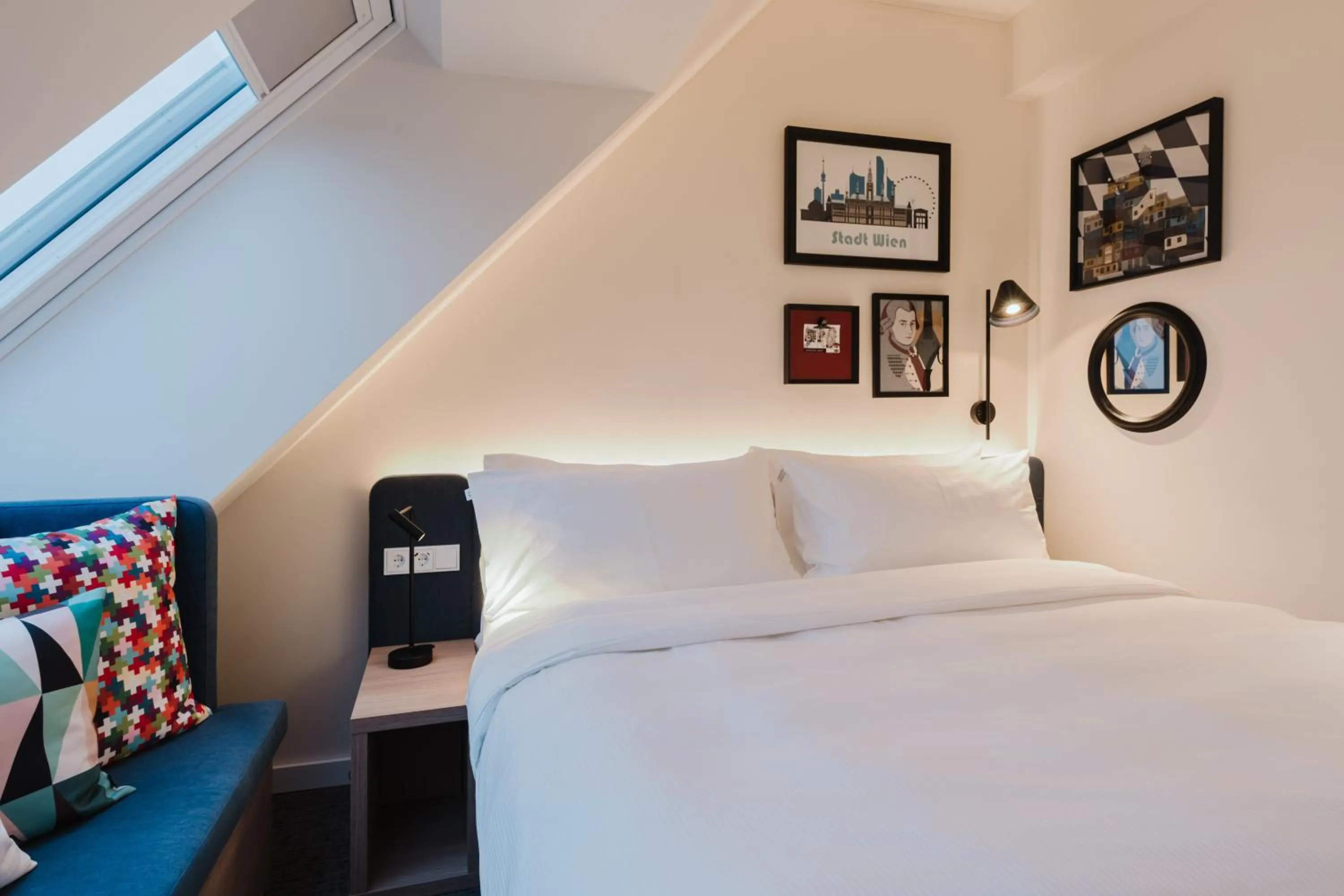 room service, Bed in Hampton By Hilton Vienna City West