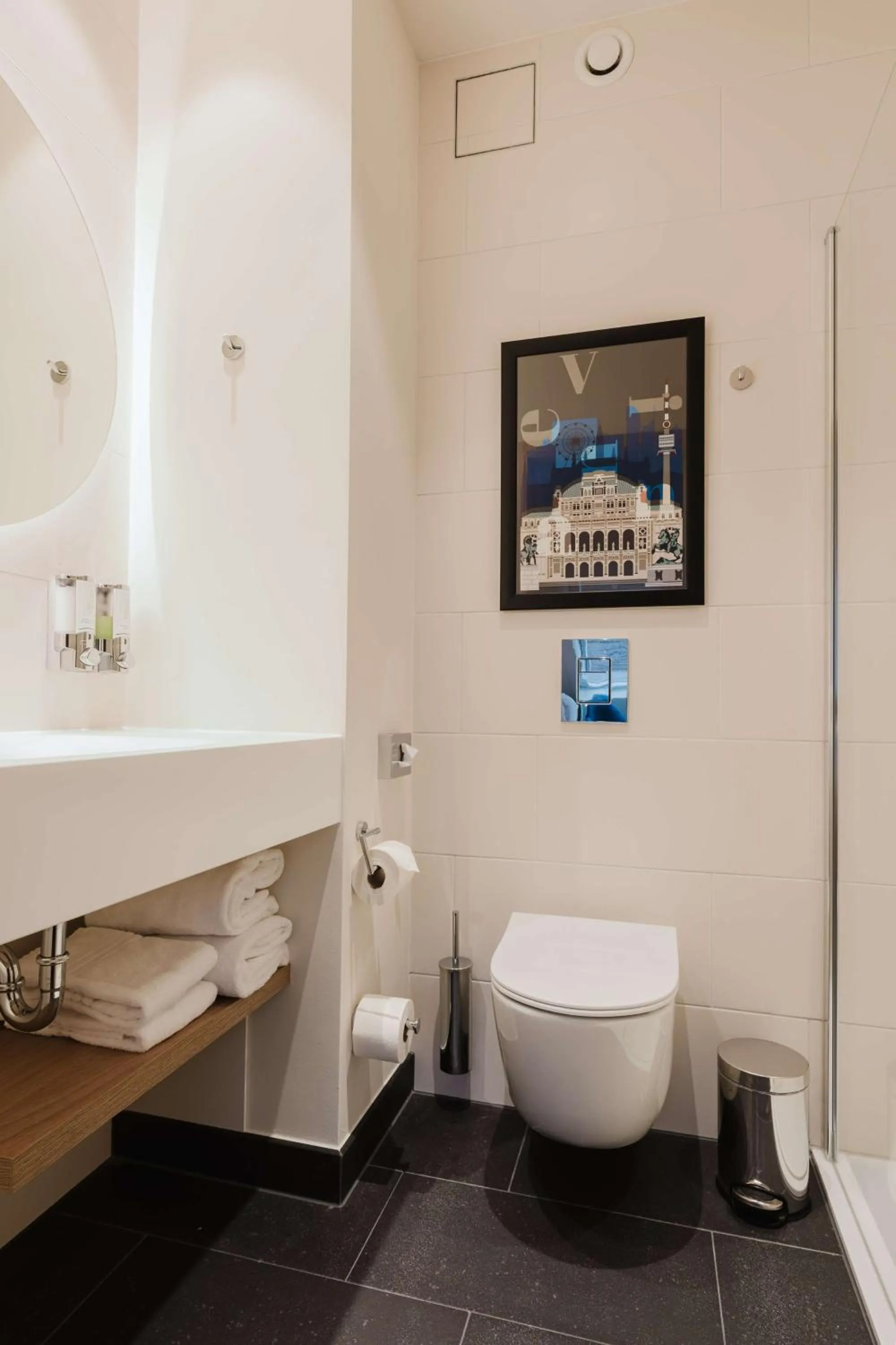 Bathroom in Hampton By Hilton Vienna City West