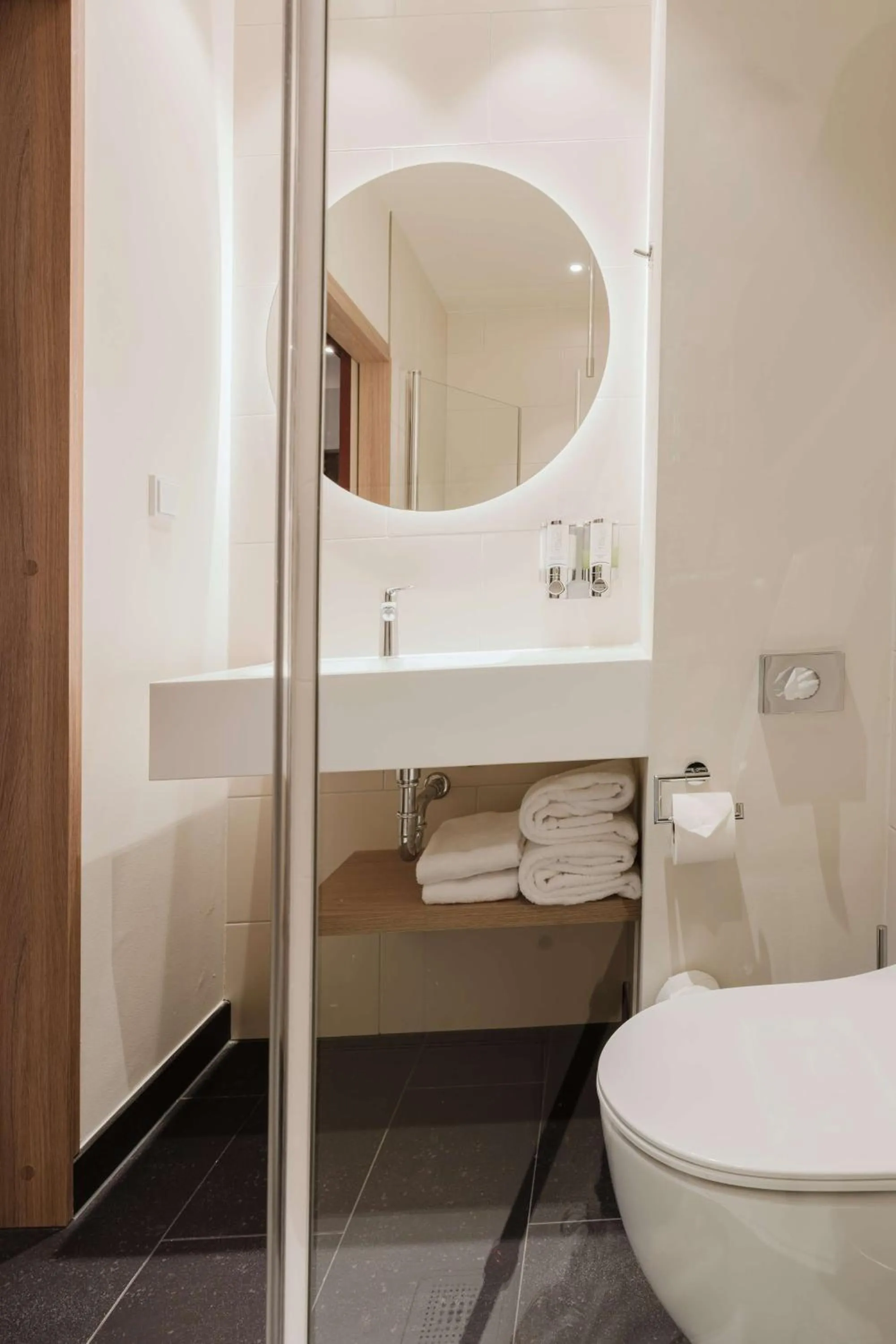 Bathroom in Hampton By Hilton Vienna City West