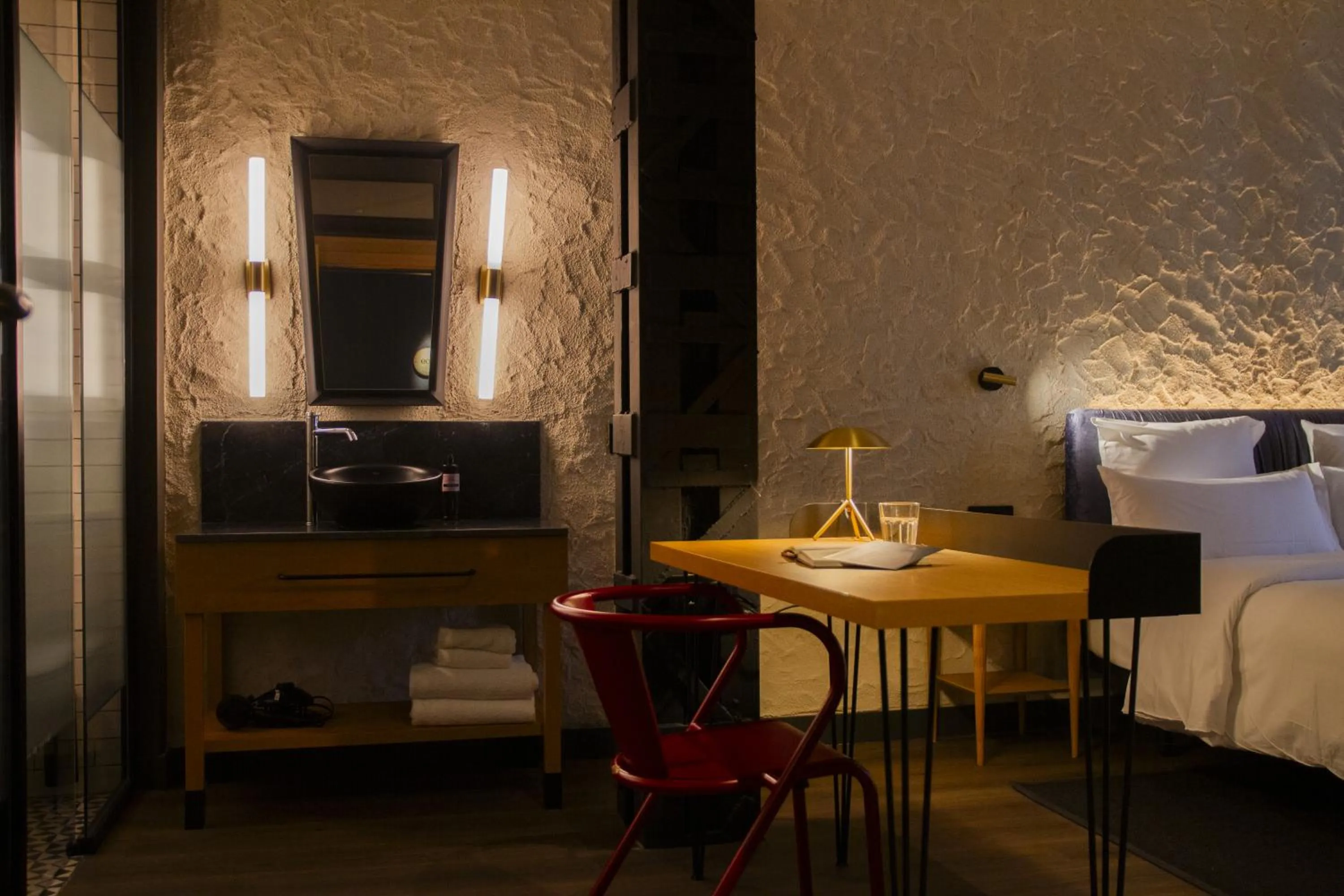 Photo of the whole room, Bed in Letoh Letoh Bilbao