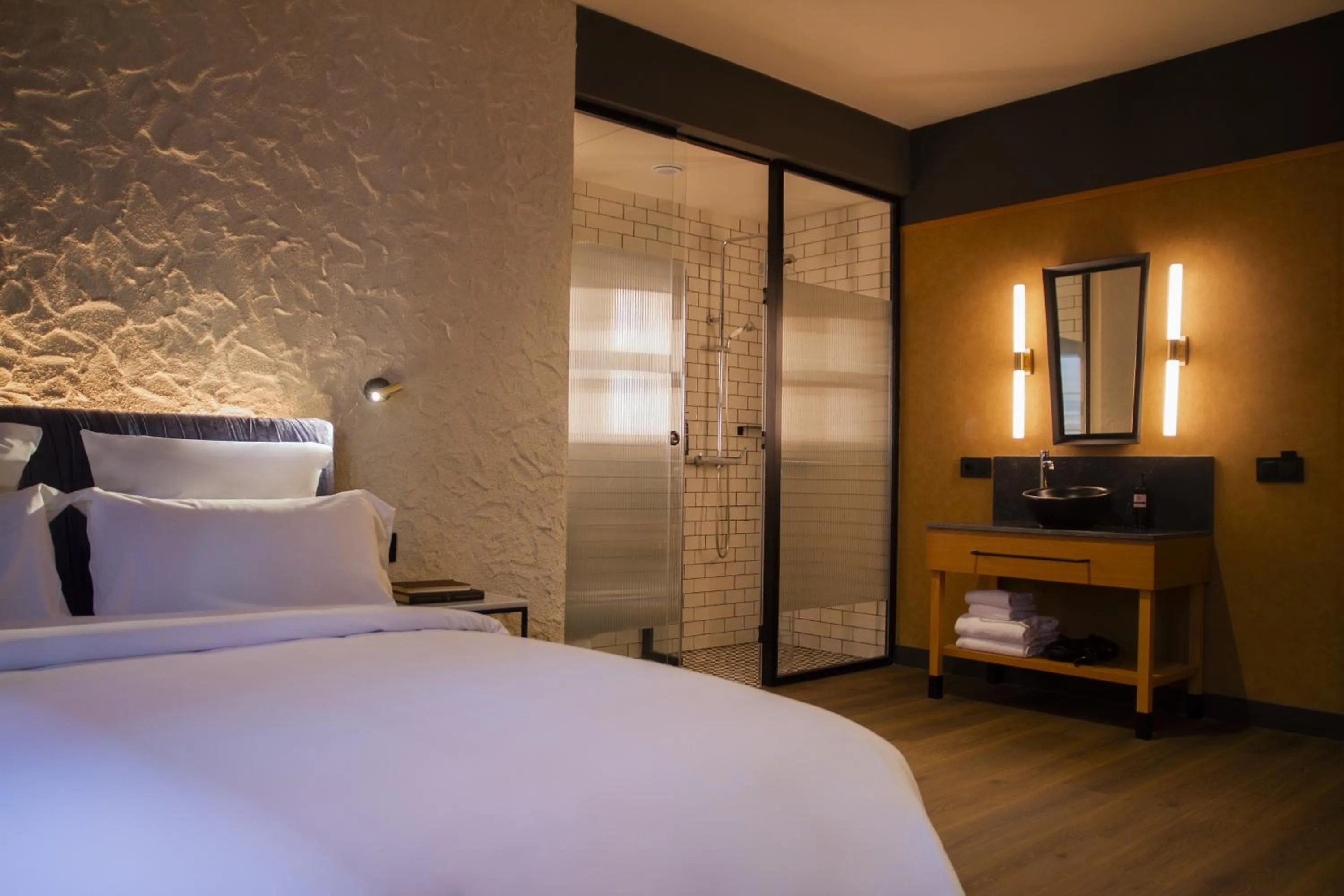 Photo of the whole room, Bed in Letoh Letoh Bilbao