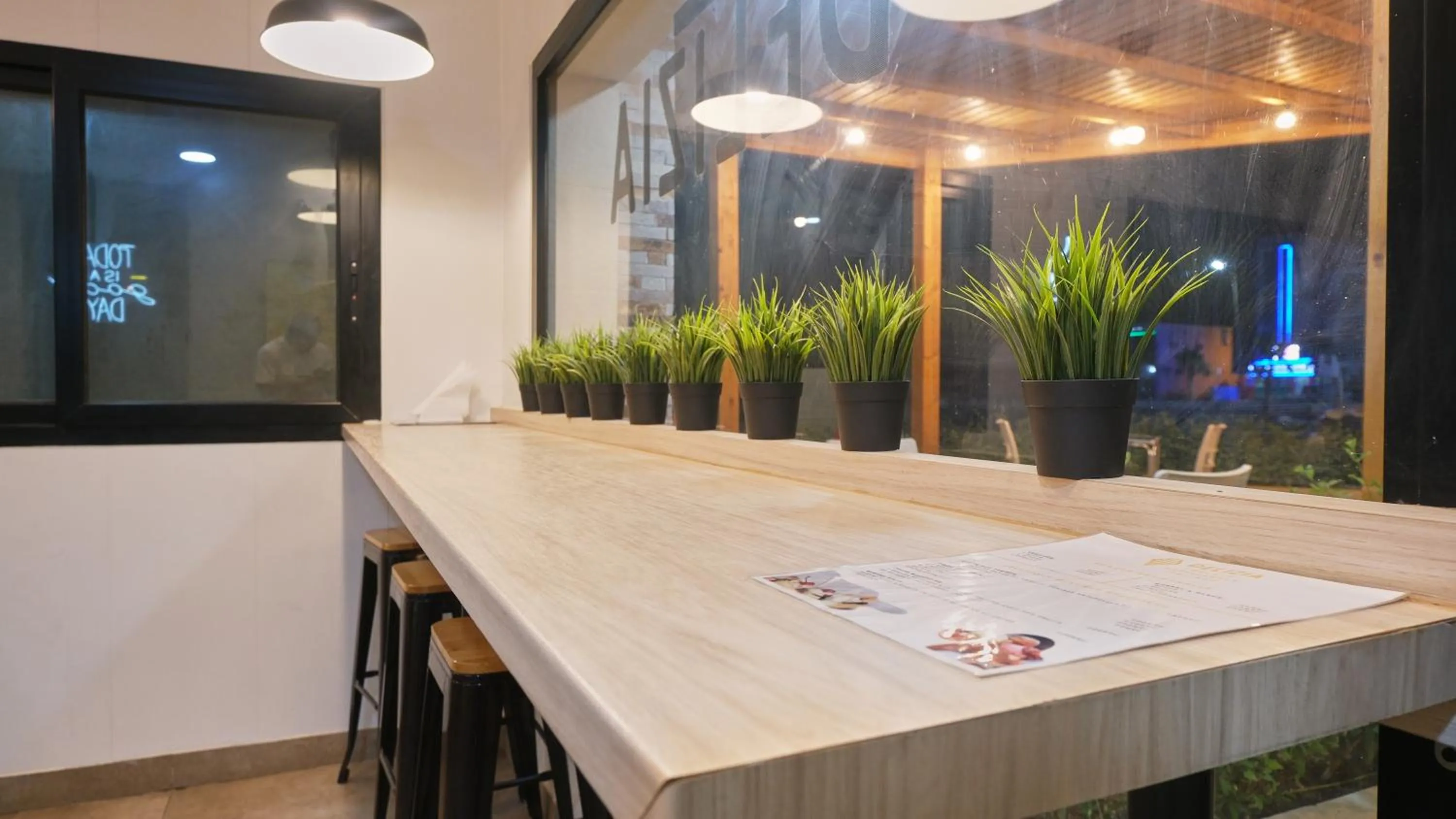Restaurant/places to eat in Hotel Aloe Emira NKC