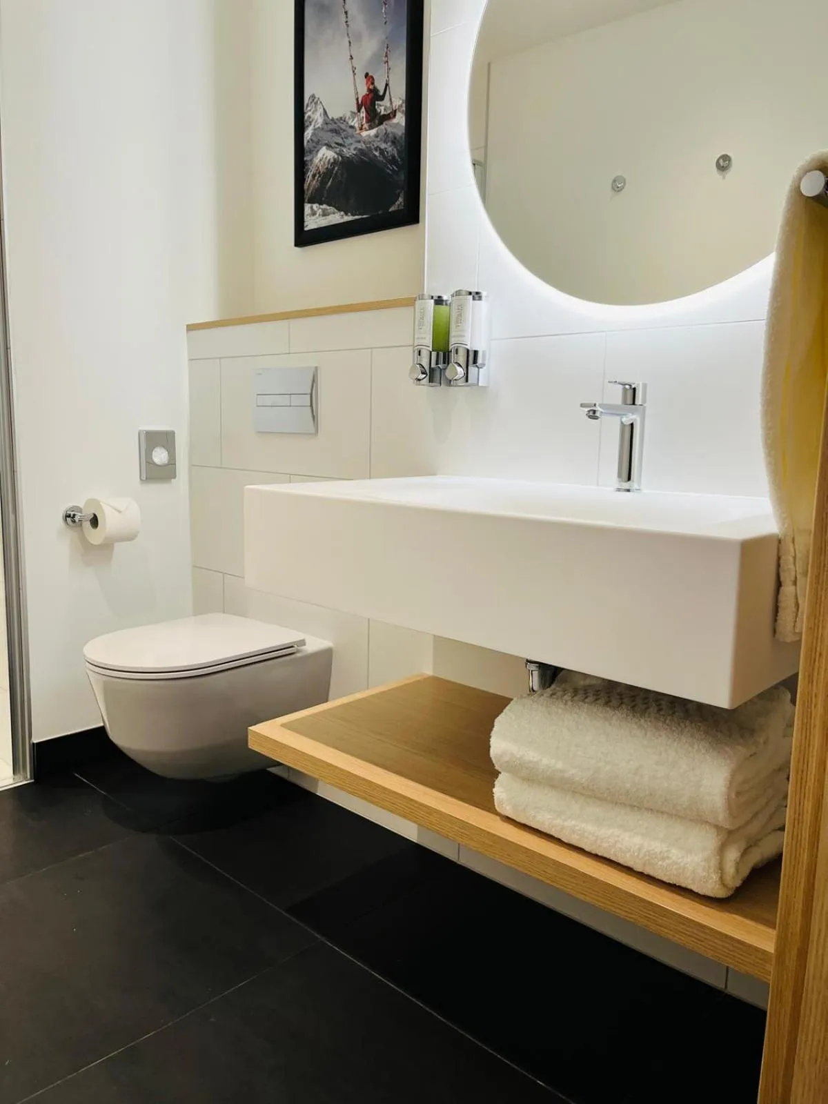 Toilet in Hampton By Hilton Locarno