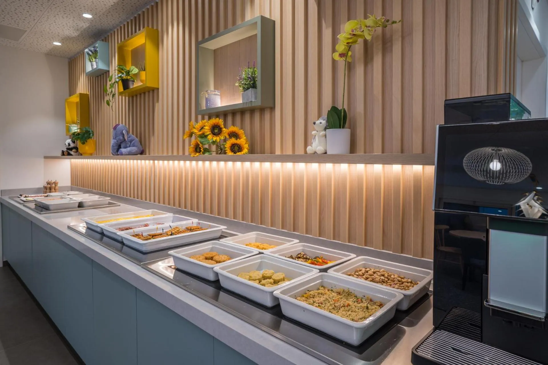 Food and drinks in Hampton By Hilton Locarno