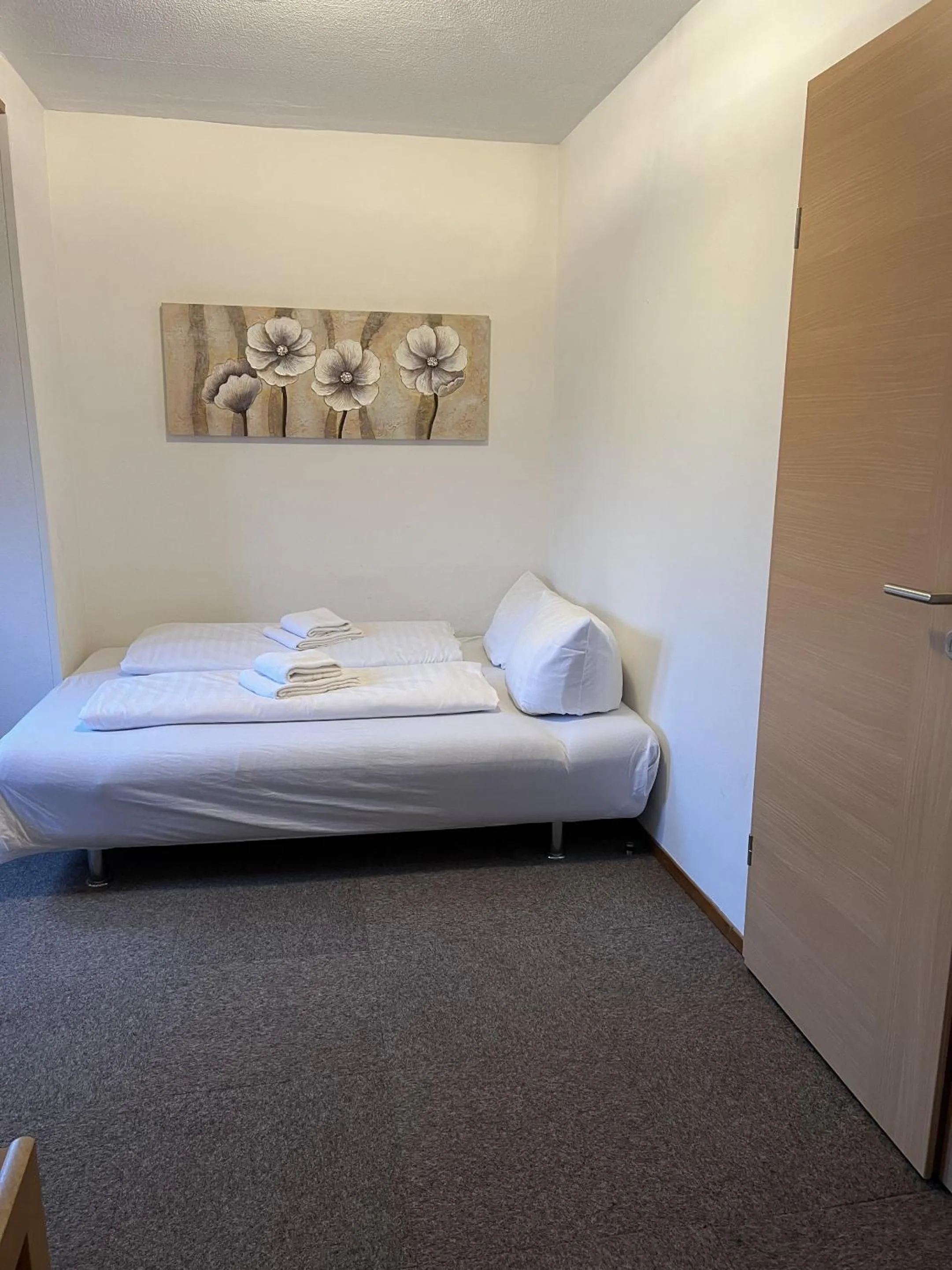 Bedroom, Bed in Hotel Wettlaufer - 3 Sterne S - sky -