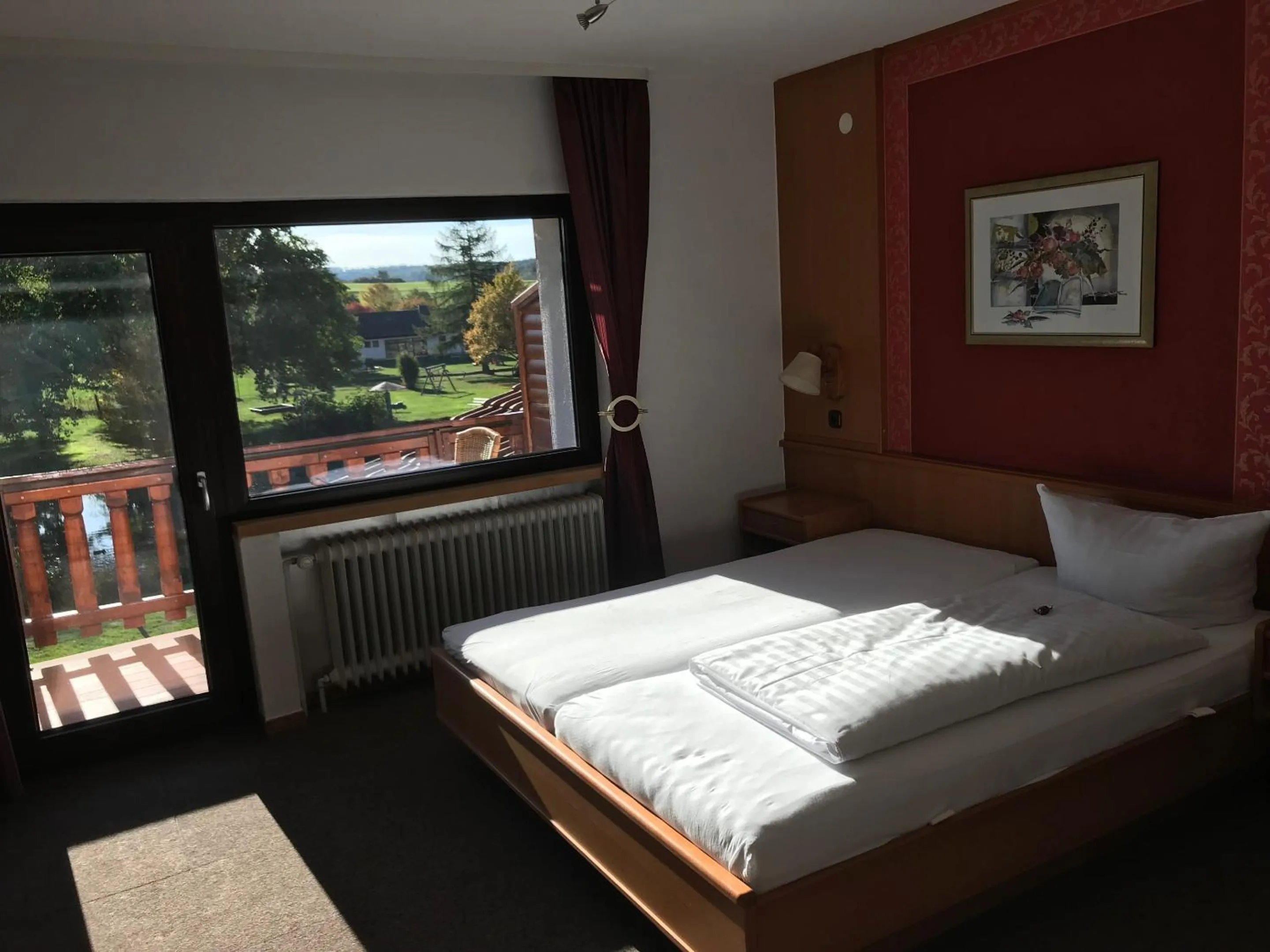 Bedroom, Bed in Hotel Wettlaufer - 3 Sterne S - sky -