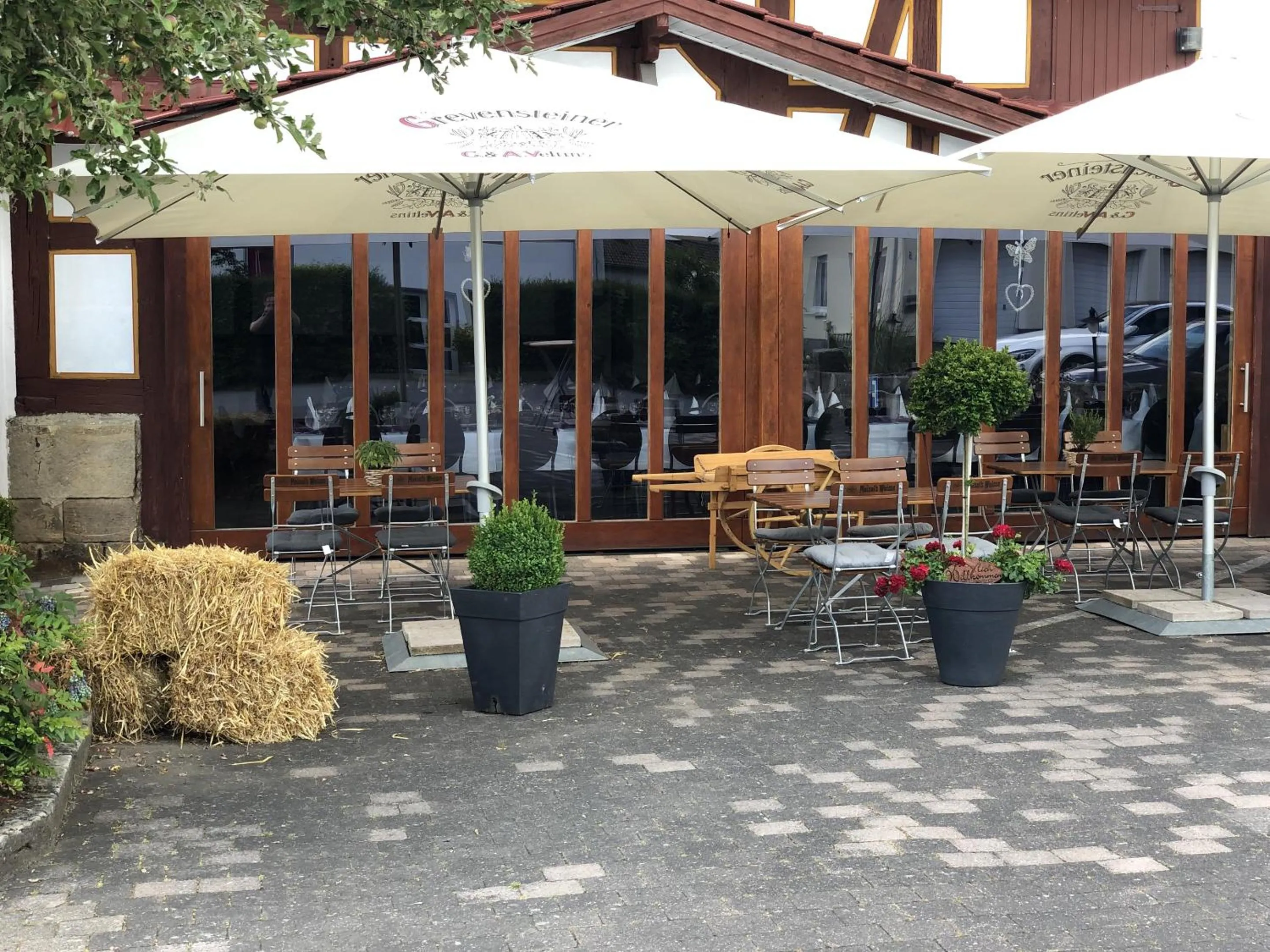 Property building in Hotel Wettlaufer - 3 Sterne S - sky -