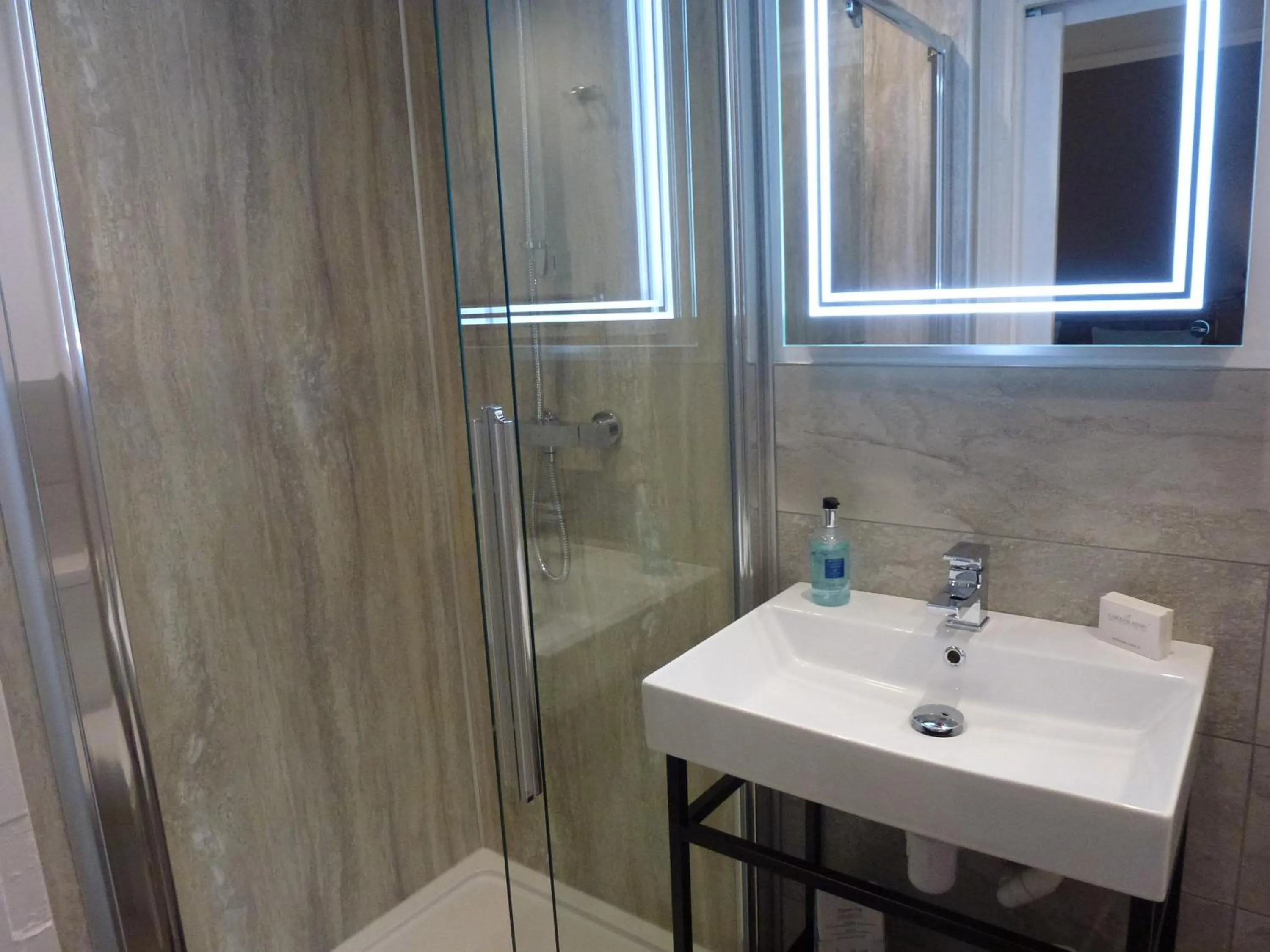 Shower in Lakeside Country Guest House