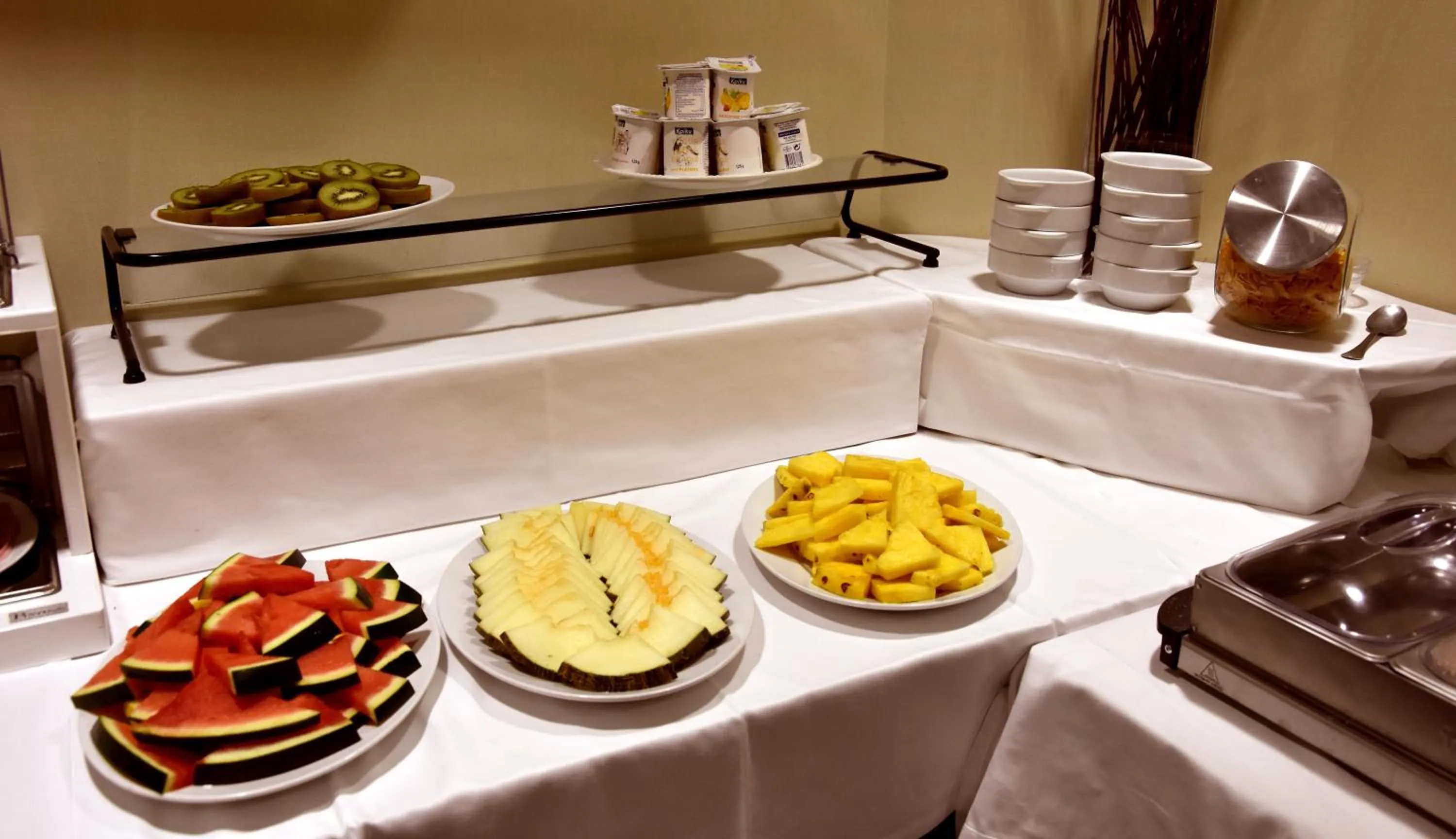 Buffet breakfast in Hotel y Apartamentos SNÖ Isaba