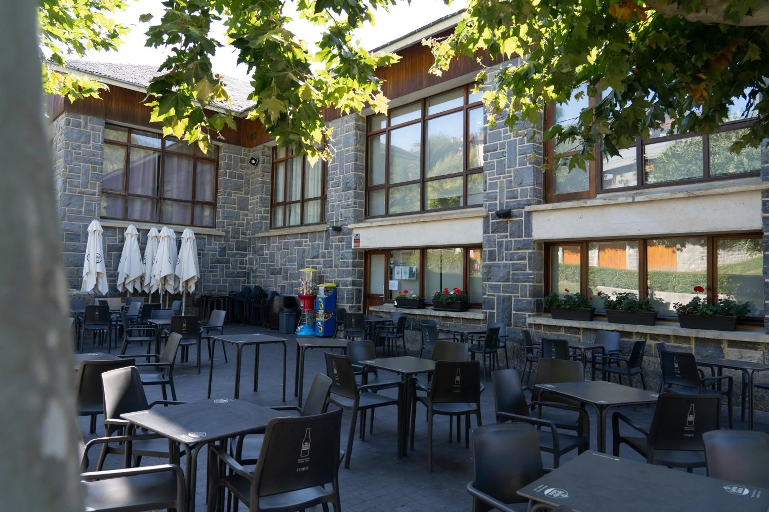 Property building in Hotel y Apartamentos SNÖ Isaba