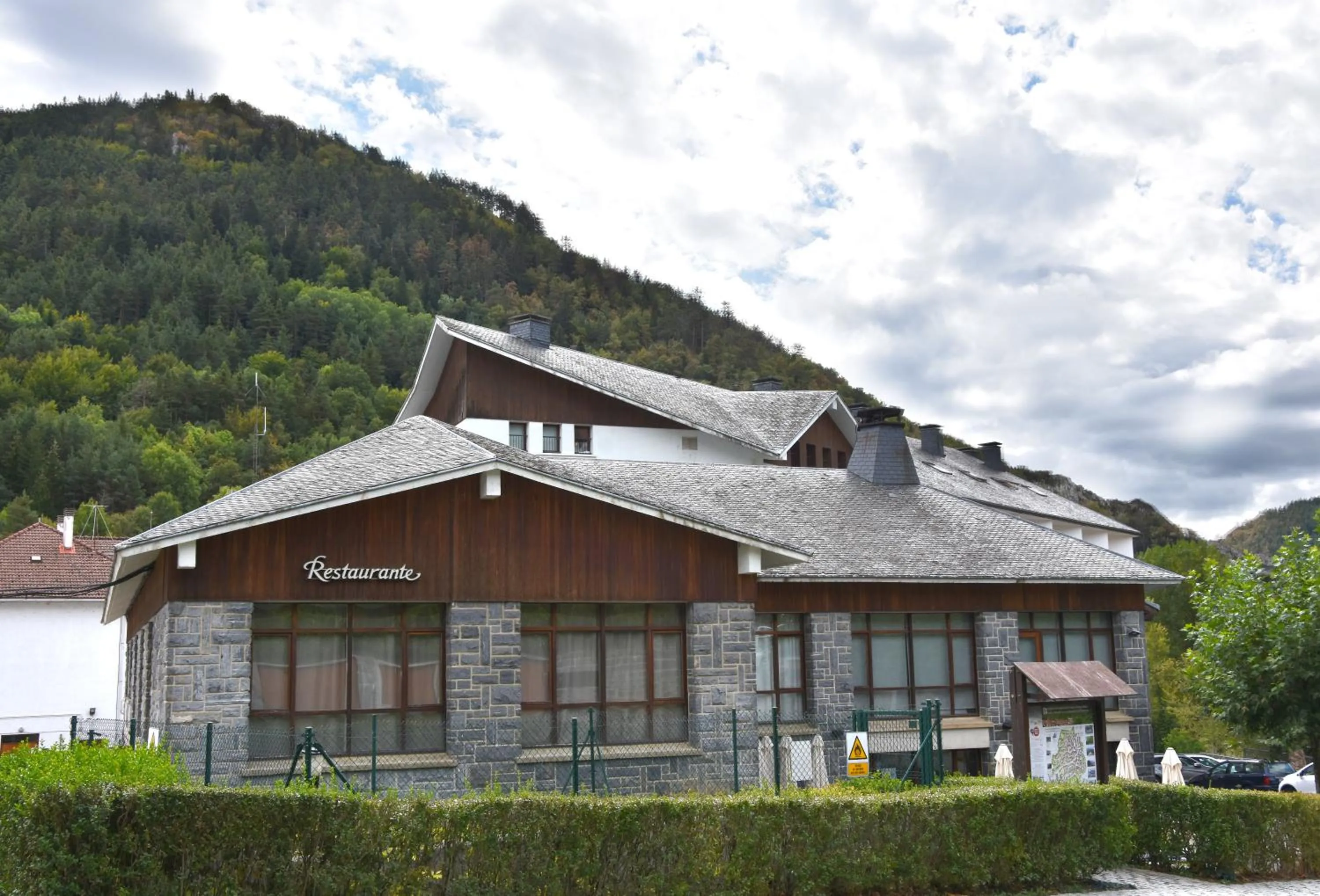 Property building in Hotel y Apartamentos SNÖ Isaba