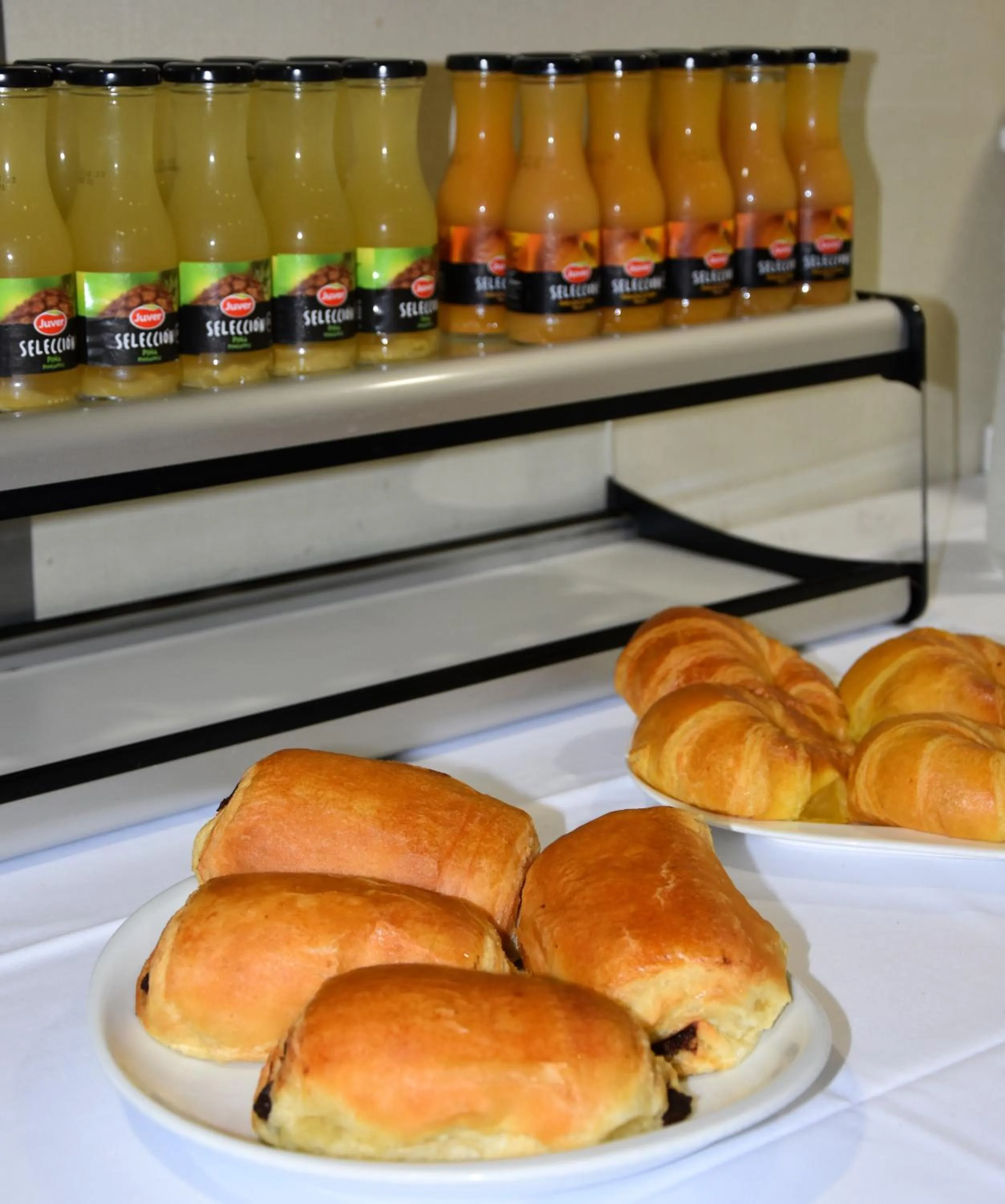 Buffet breakfast in Hotel y Apartamentos SNÖ Isaba