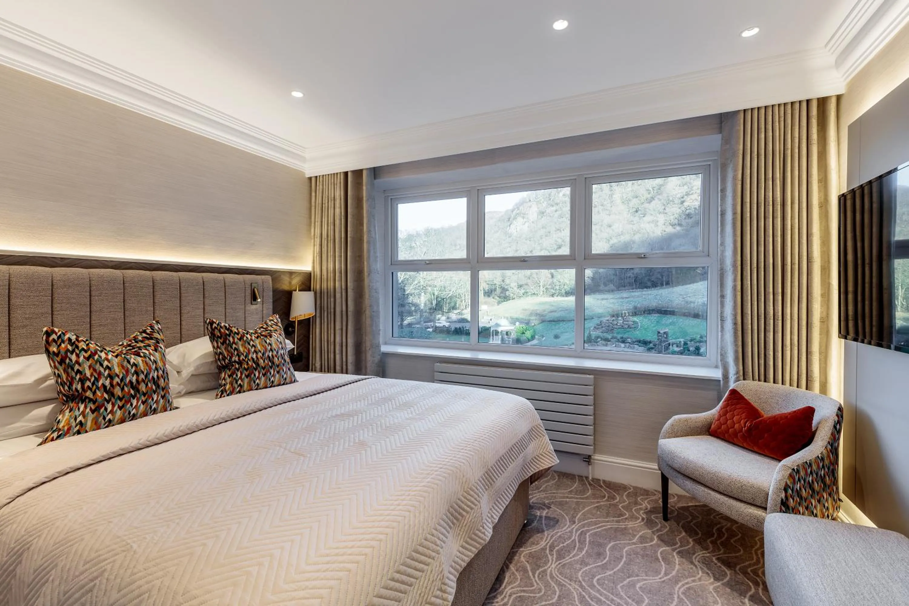 Bed in Lodore Falls Hotel & Spa