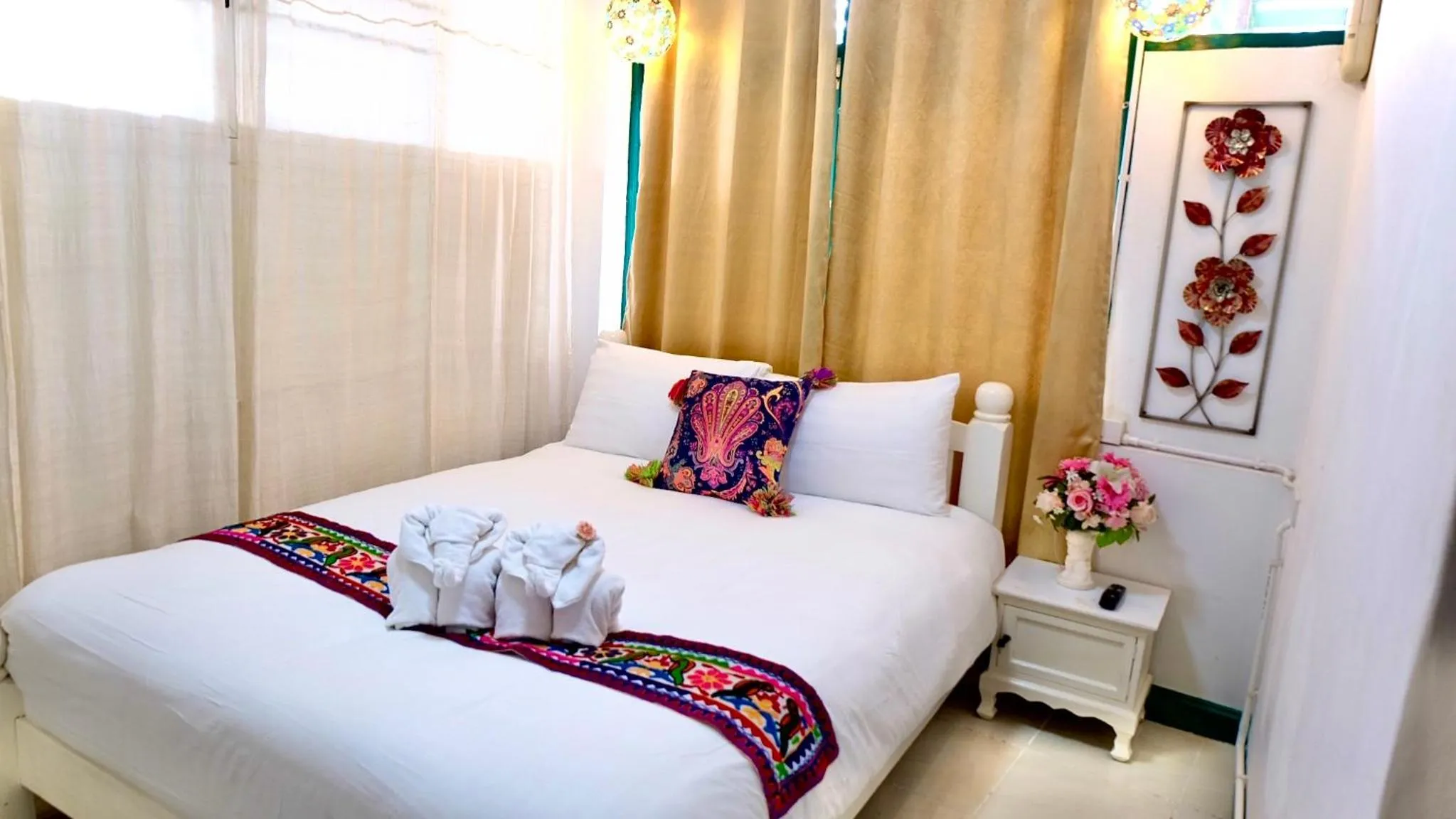 Bed in Yellow Lamoon Hotel