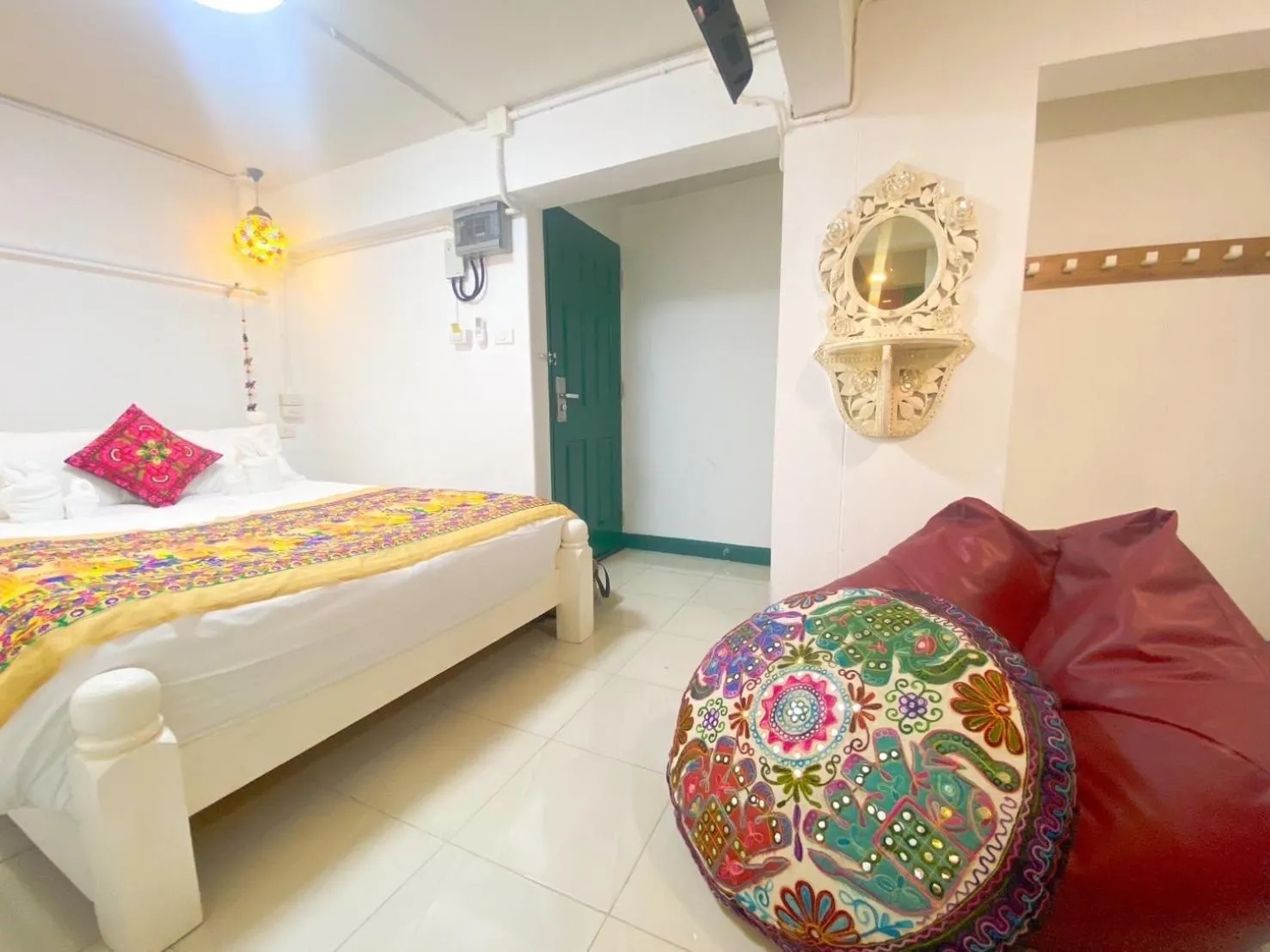 Photo of the whole room, Bed in Yellow Lamoon Hotel