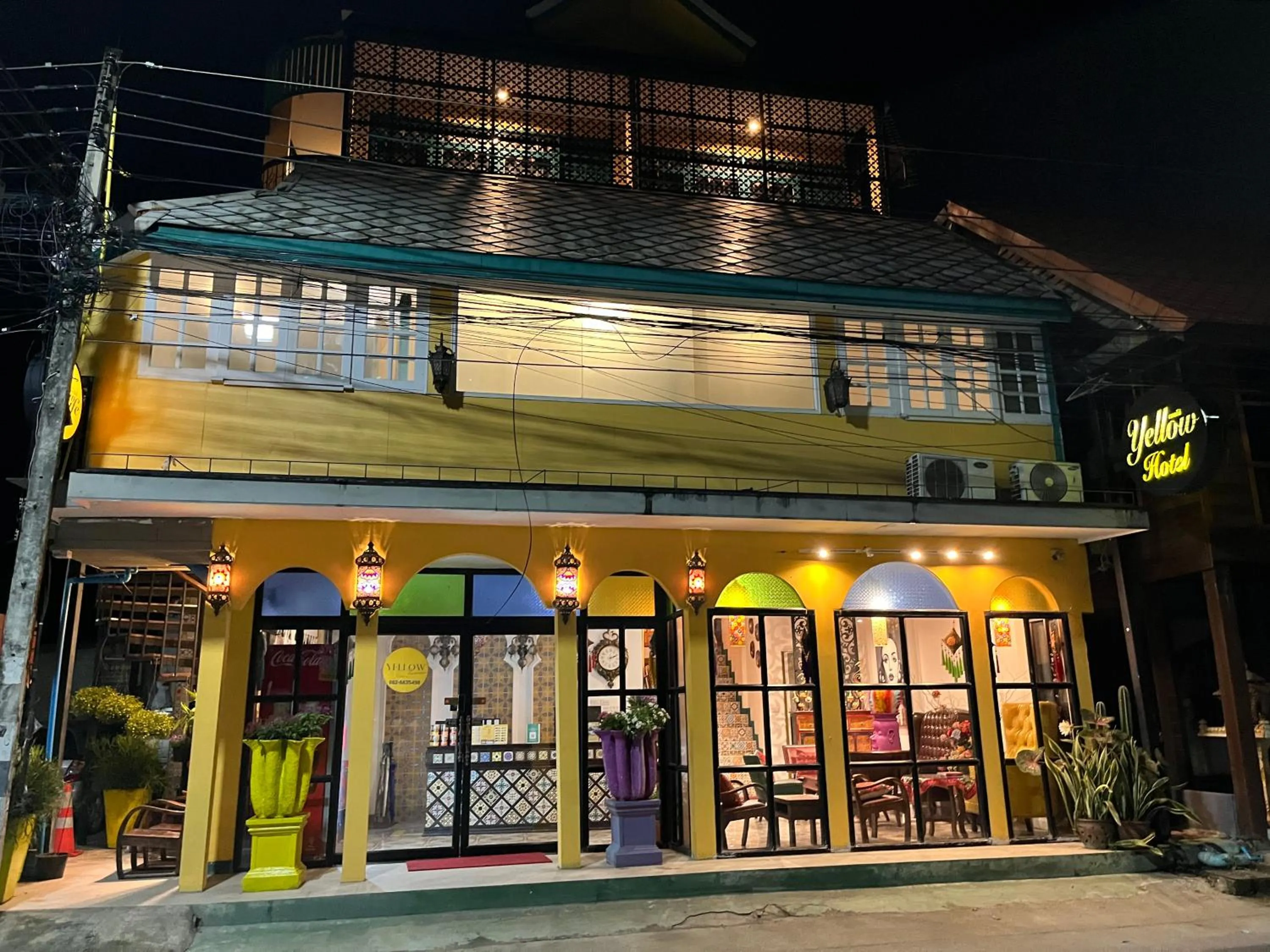 Night in Yellow Lamoon Hotel