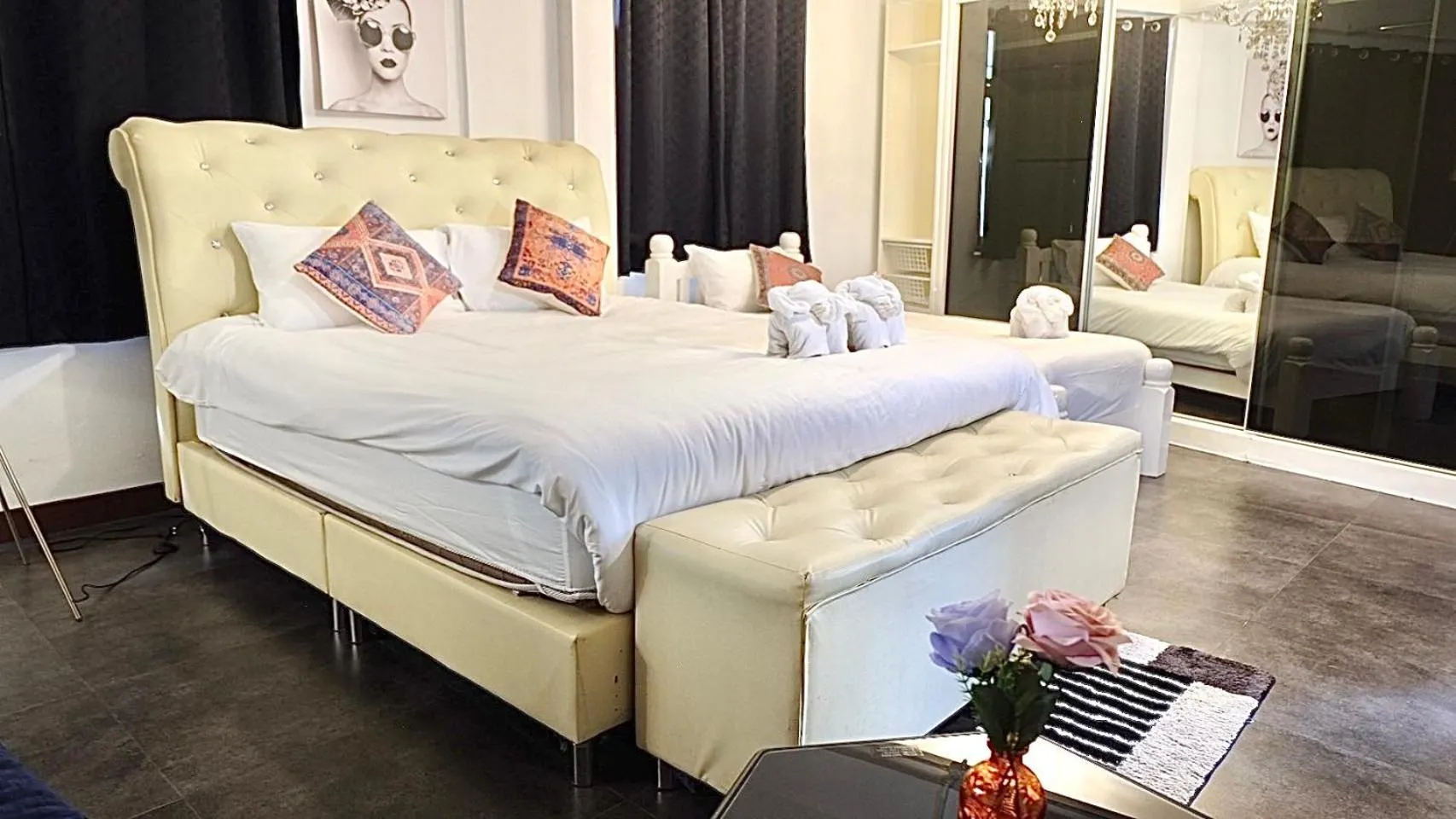 Bedroom, Bed in Yellow Lamoon Hotel