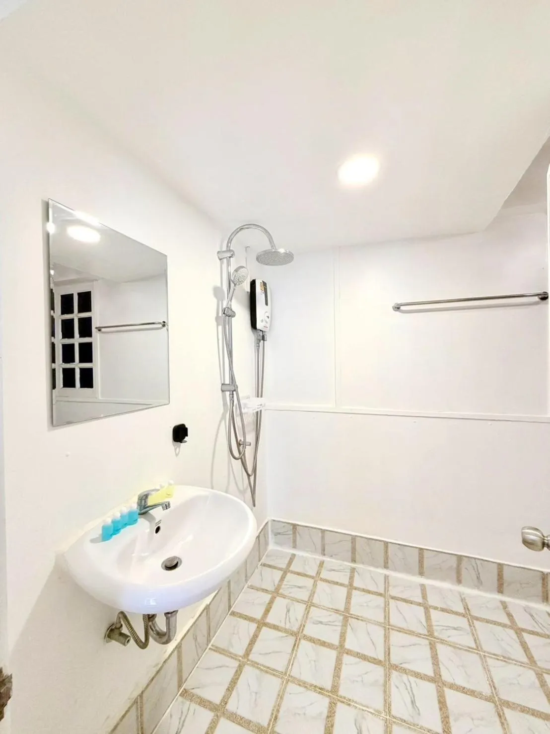 Bathroom in Yellow Lamoon Hotel