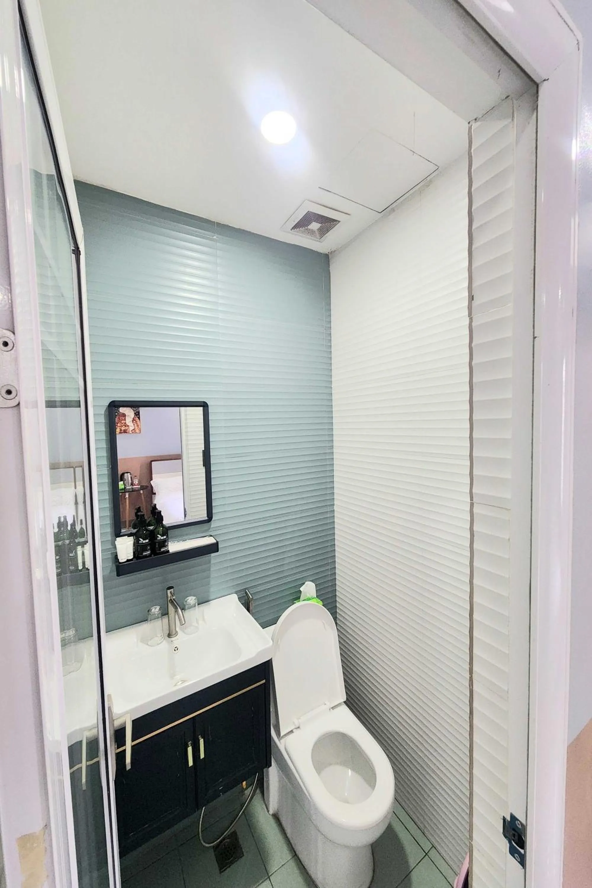 Toilet in Qingqing Hotel Pasay Manila near MOA