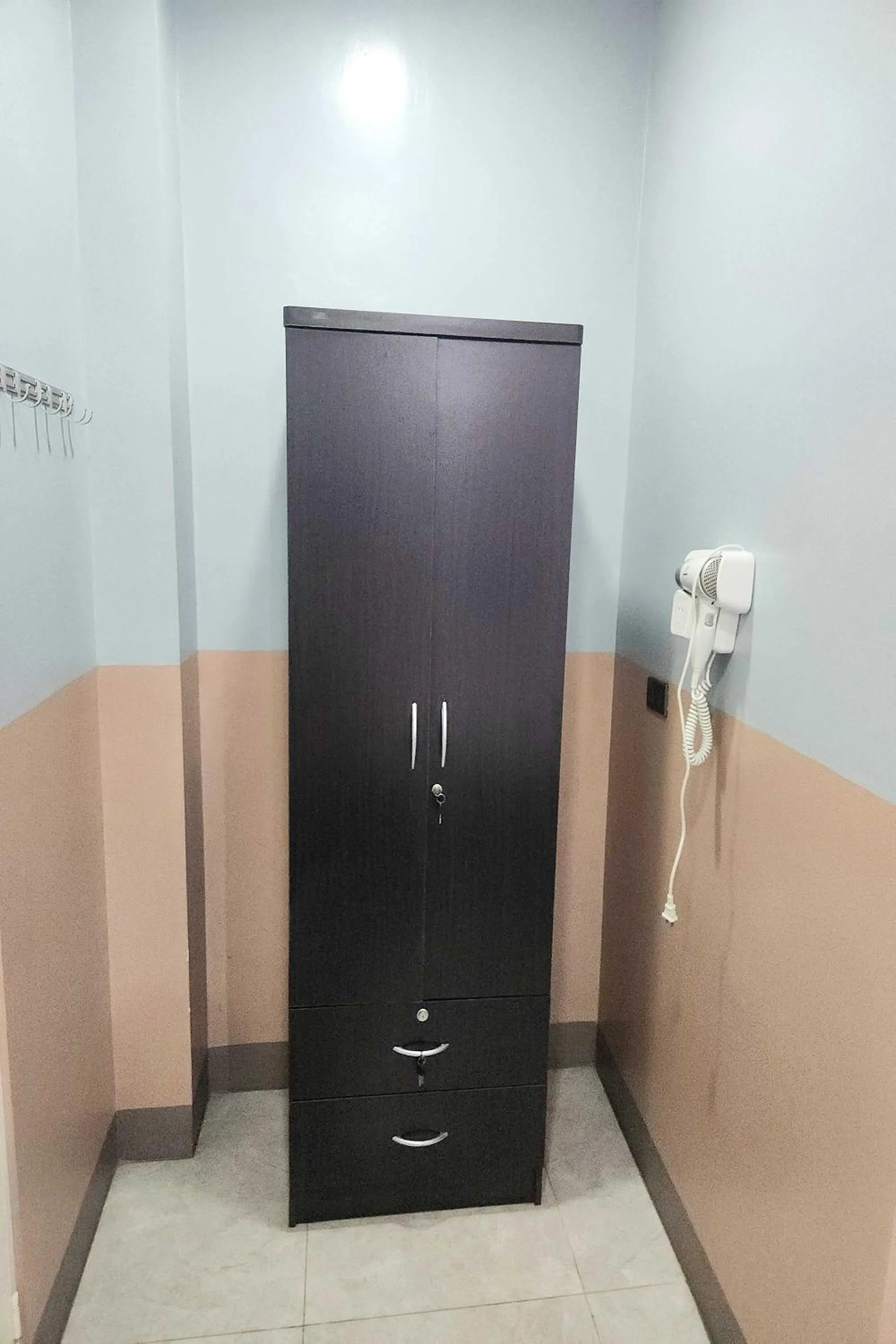 wardrobe in Qingqing Hotel Pasay Manila near MOA