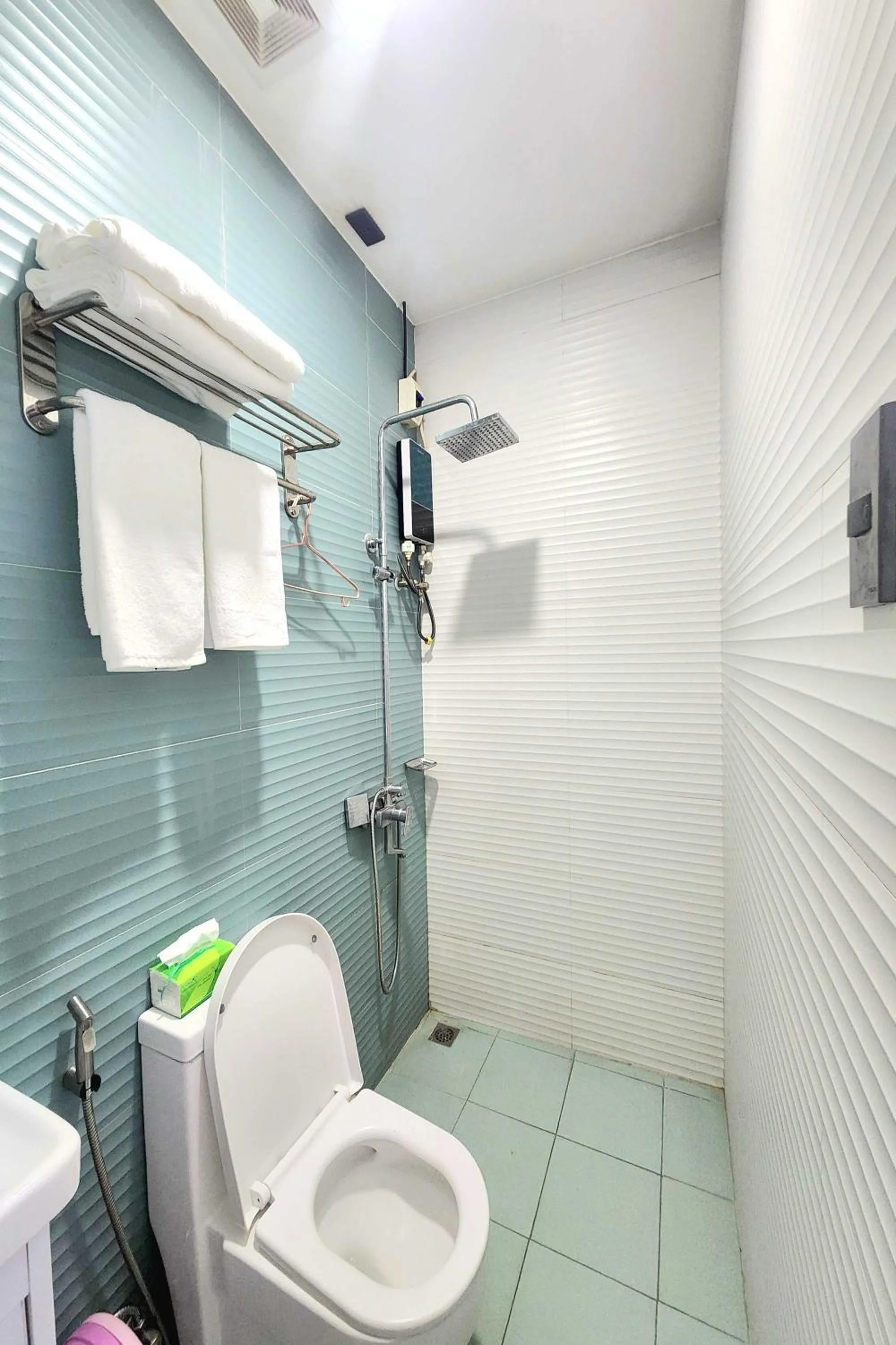 Shower in Qingqing Hotel Pasay Manila near MOA