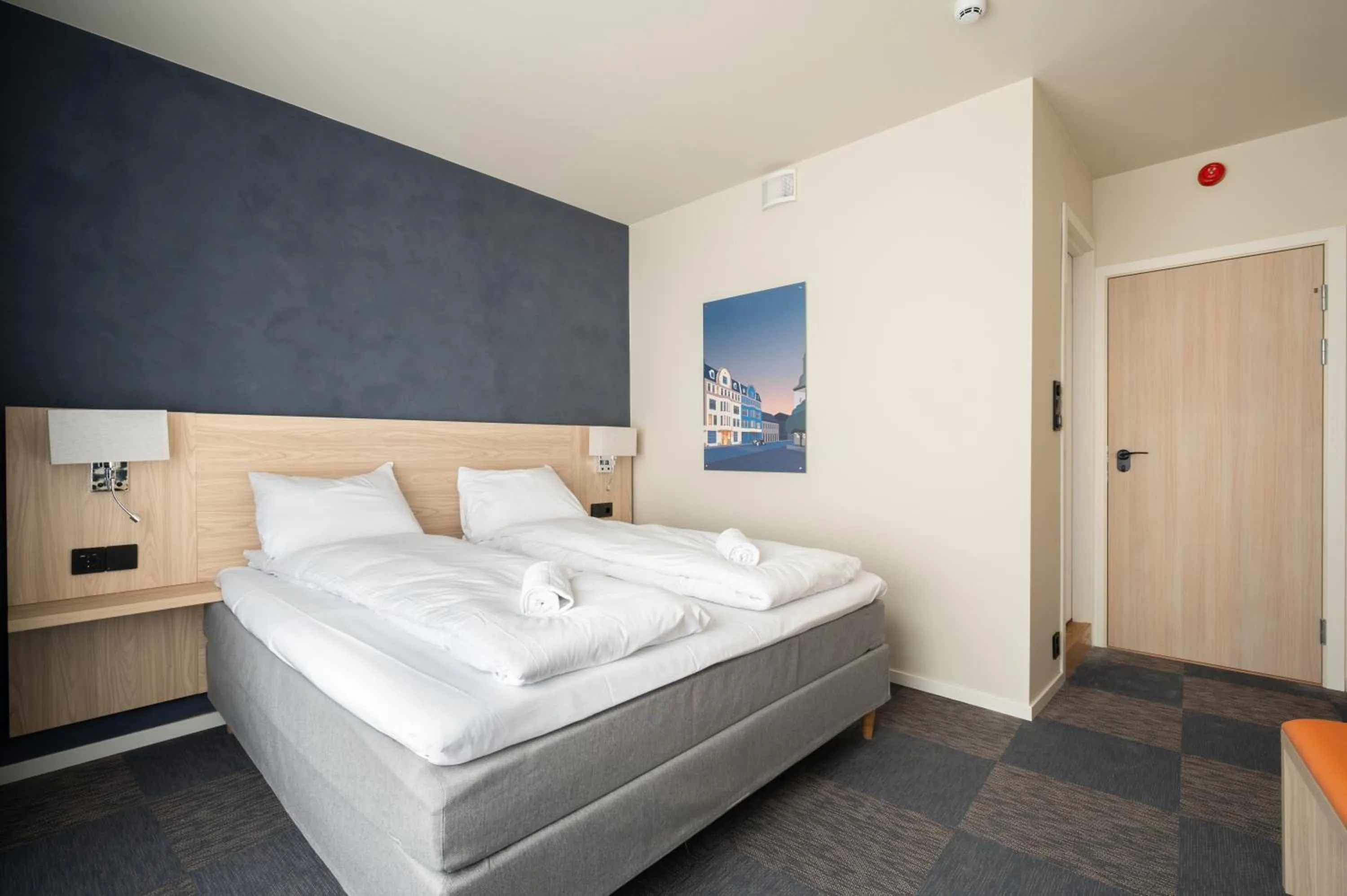 Photo of the whole room, Bed in BREEZE Hotel Victoria - Self-Service