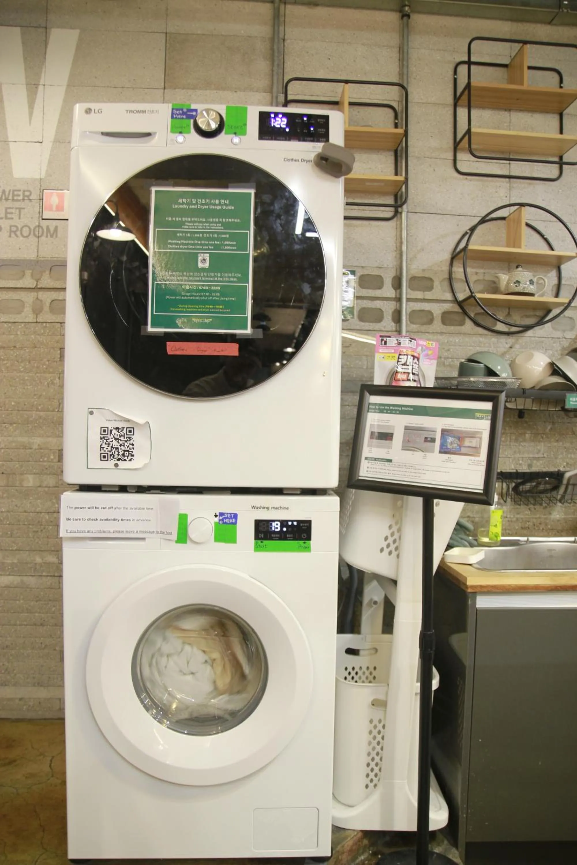 Communal kitchen in Travel Light Hostel