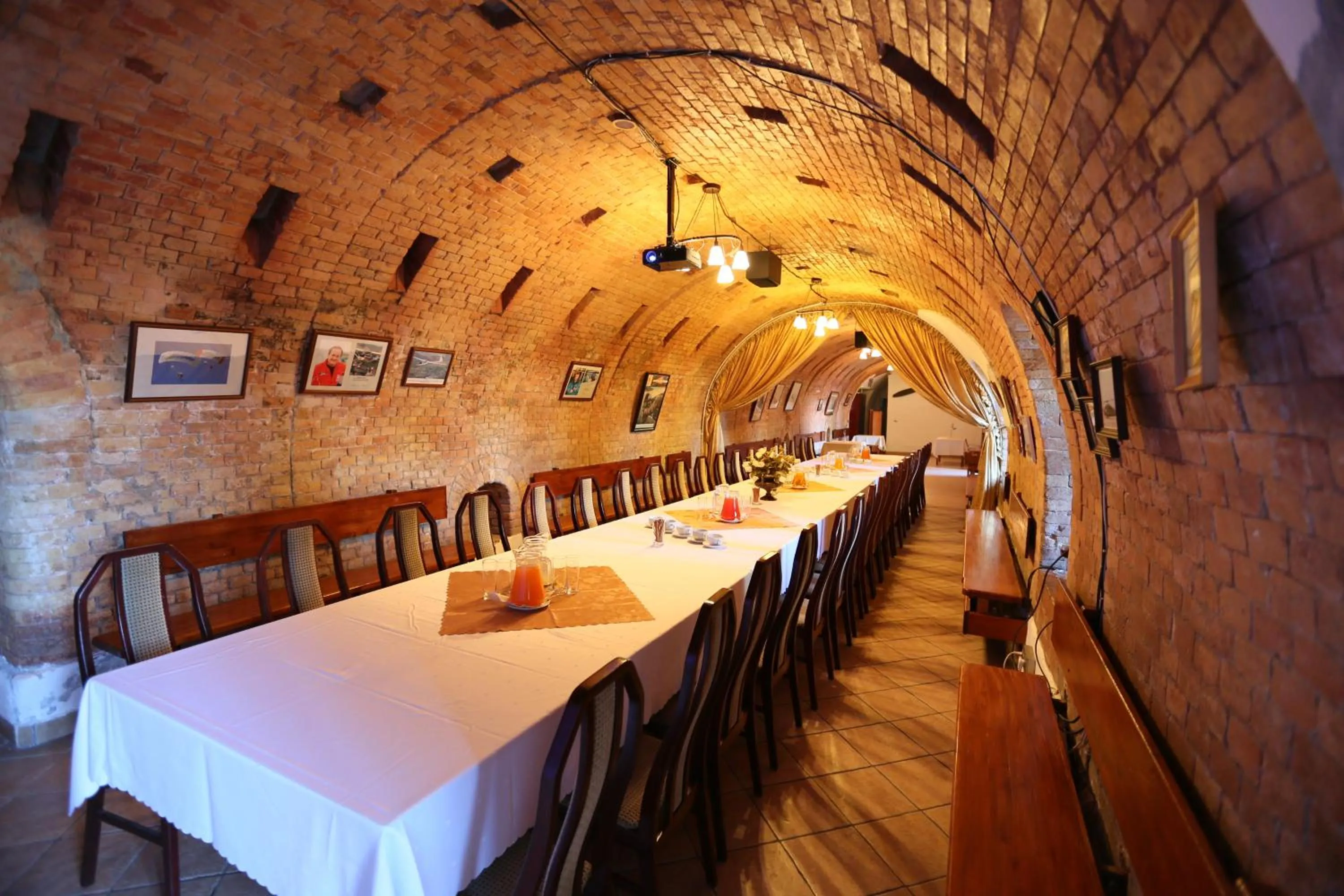 Restaurant/places to eat in Hotel Kosmonauty Wrocław-Airport