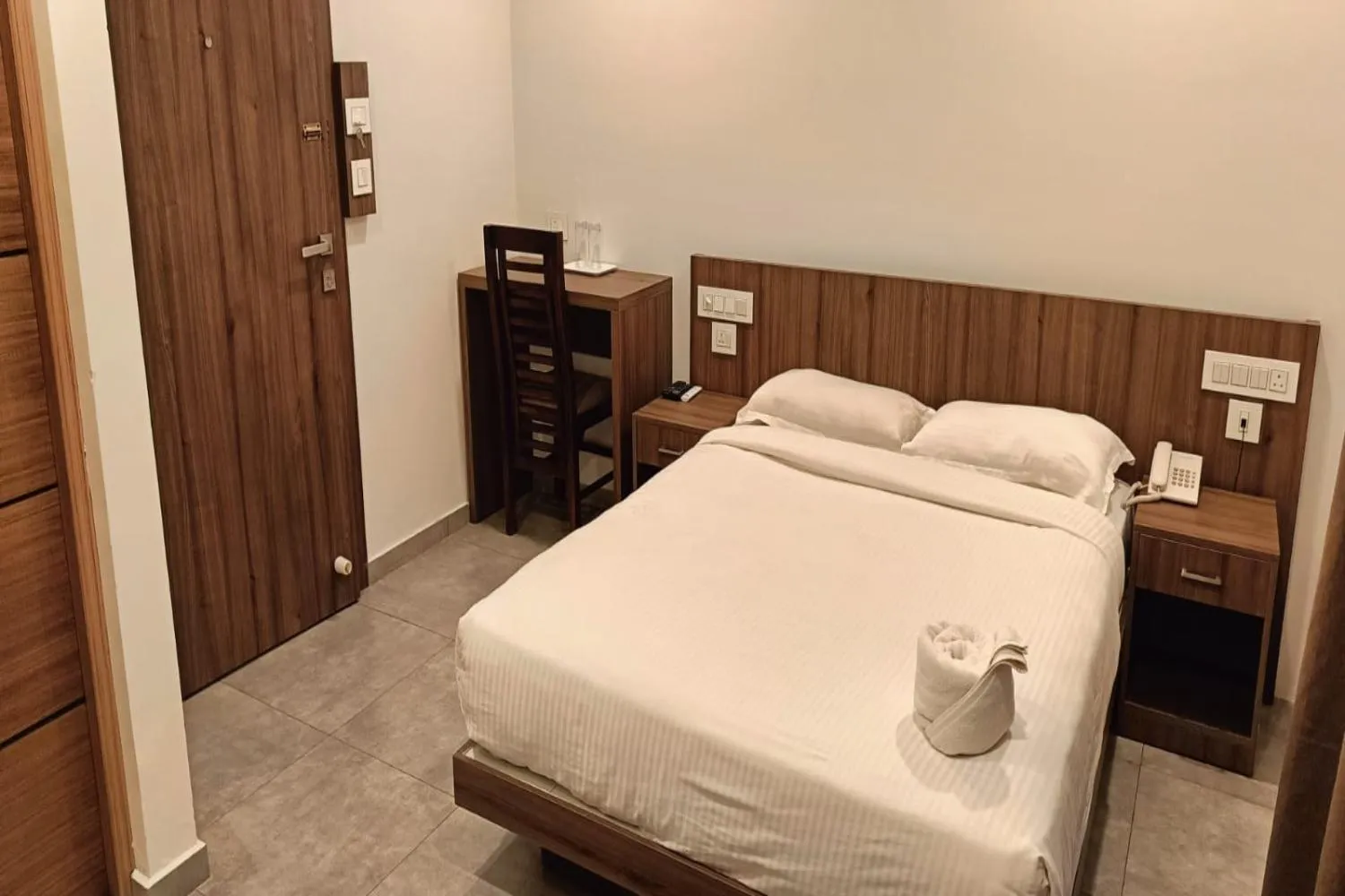 Kitchen or kitchenette, Bed in Green Tea Hotels