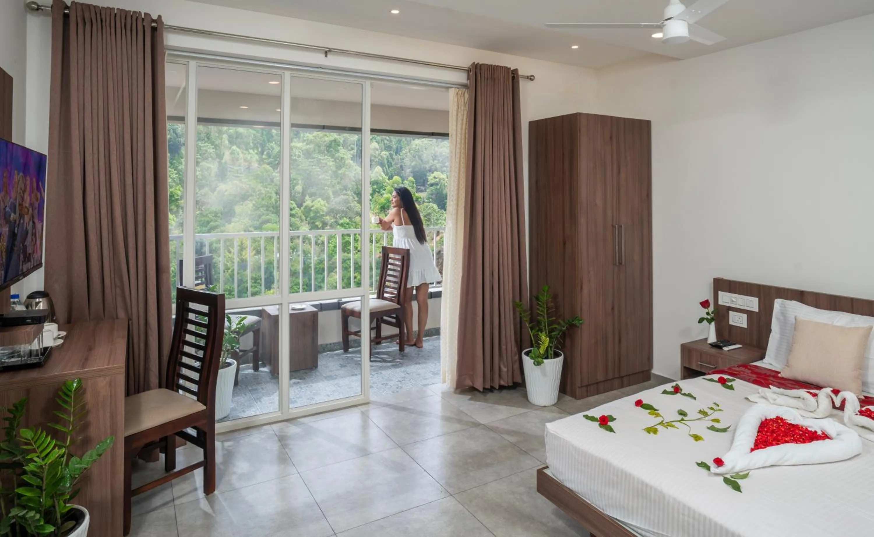 Balcony/Terrace, Bed in Green Tea Hotels