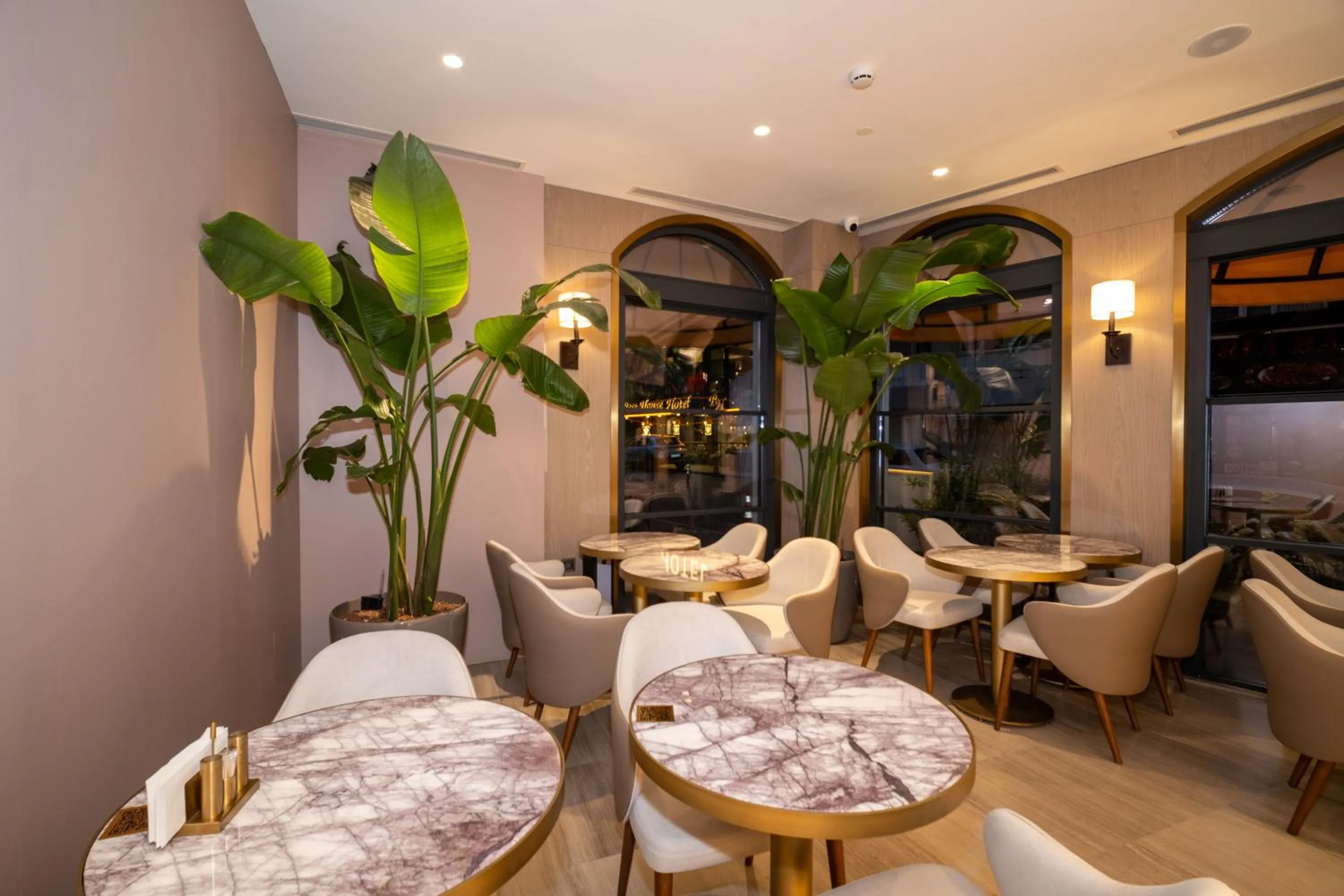 Restaurant/places to eat in Rayelin Hotel Old Town