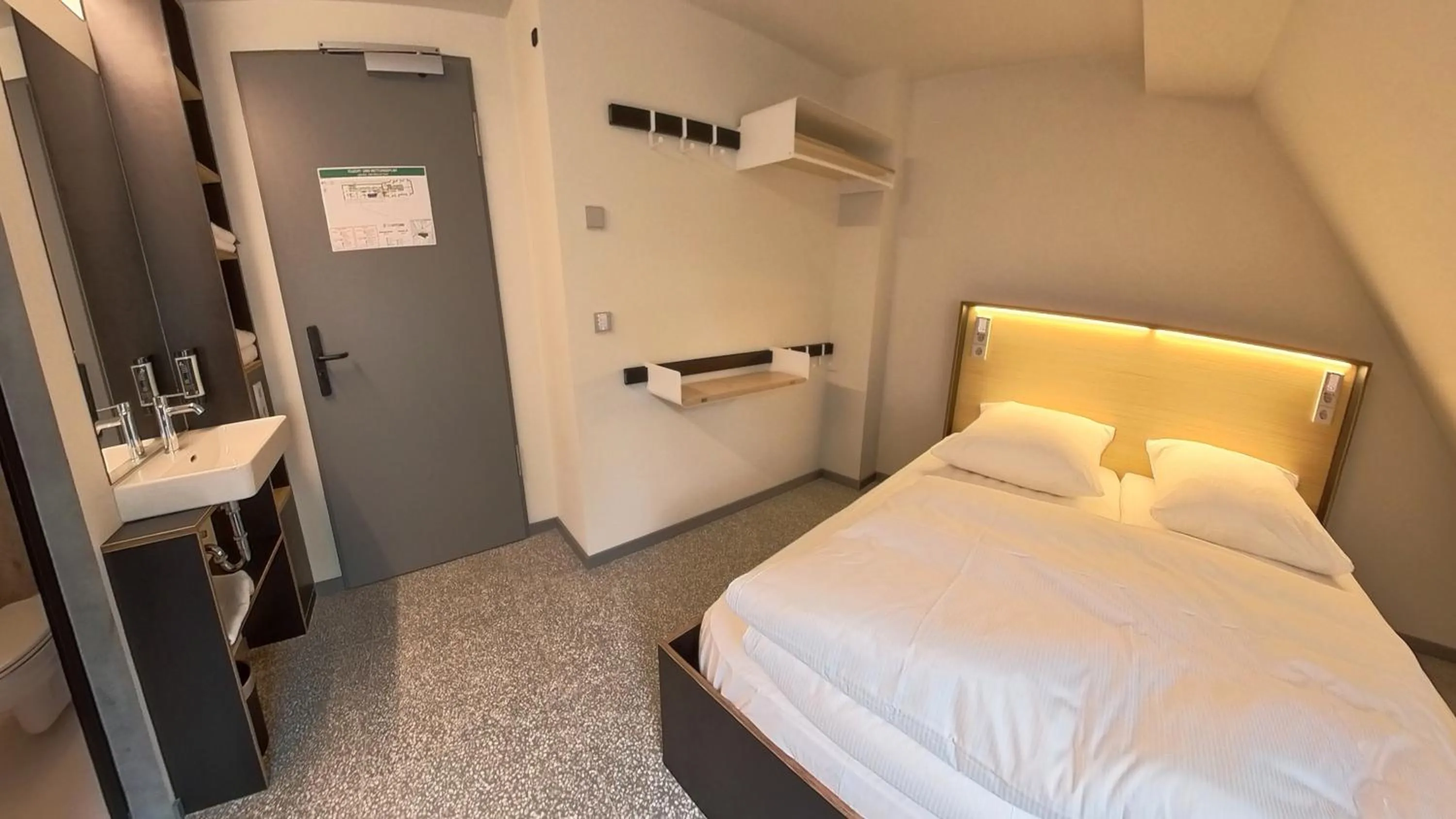 wardrobe, Bed in Das Kittchen