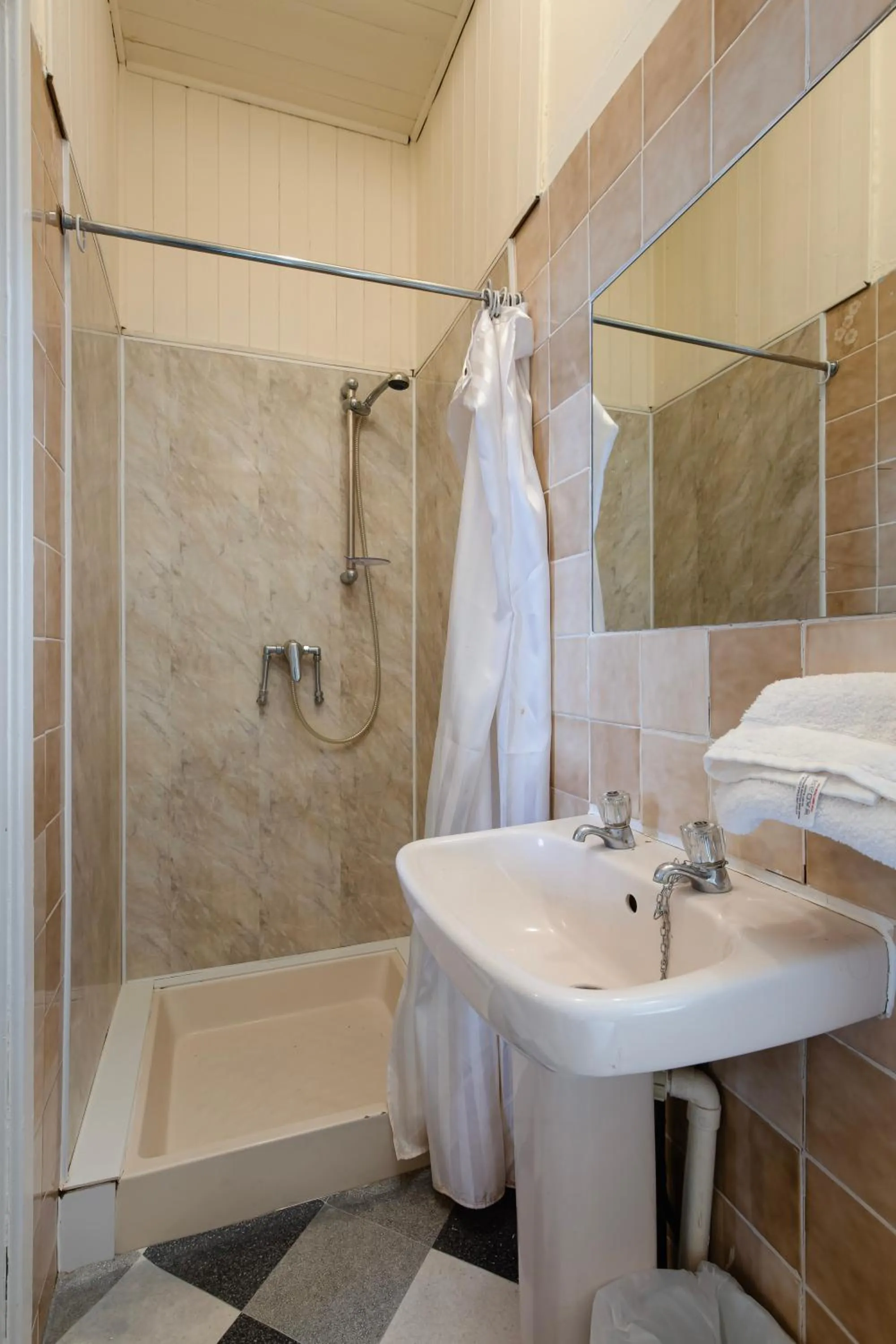 Bathroom in Lanayr Hotel