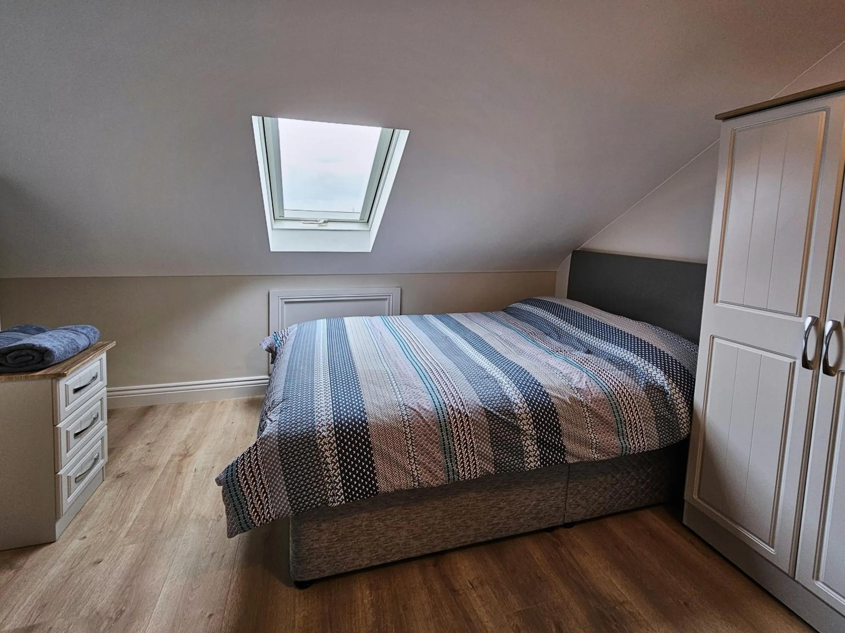 Bedroom, Bed in Dromod suites