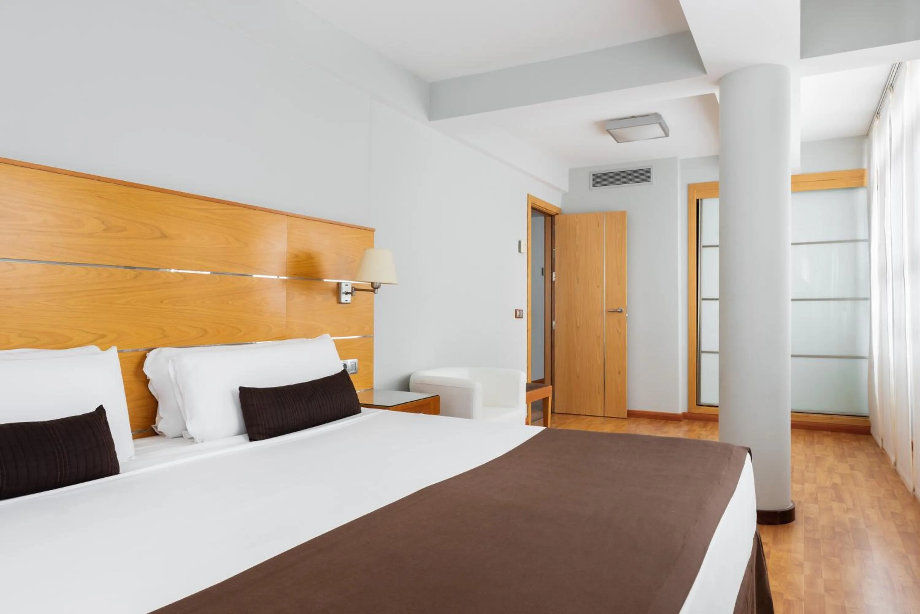 Photo of the whole room, Bed in Exe Las Palmas