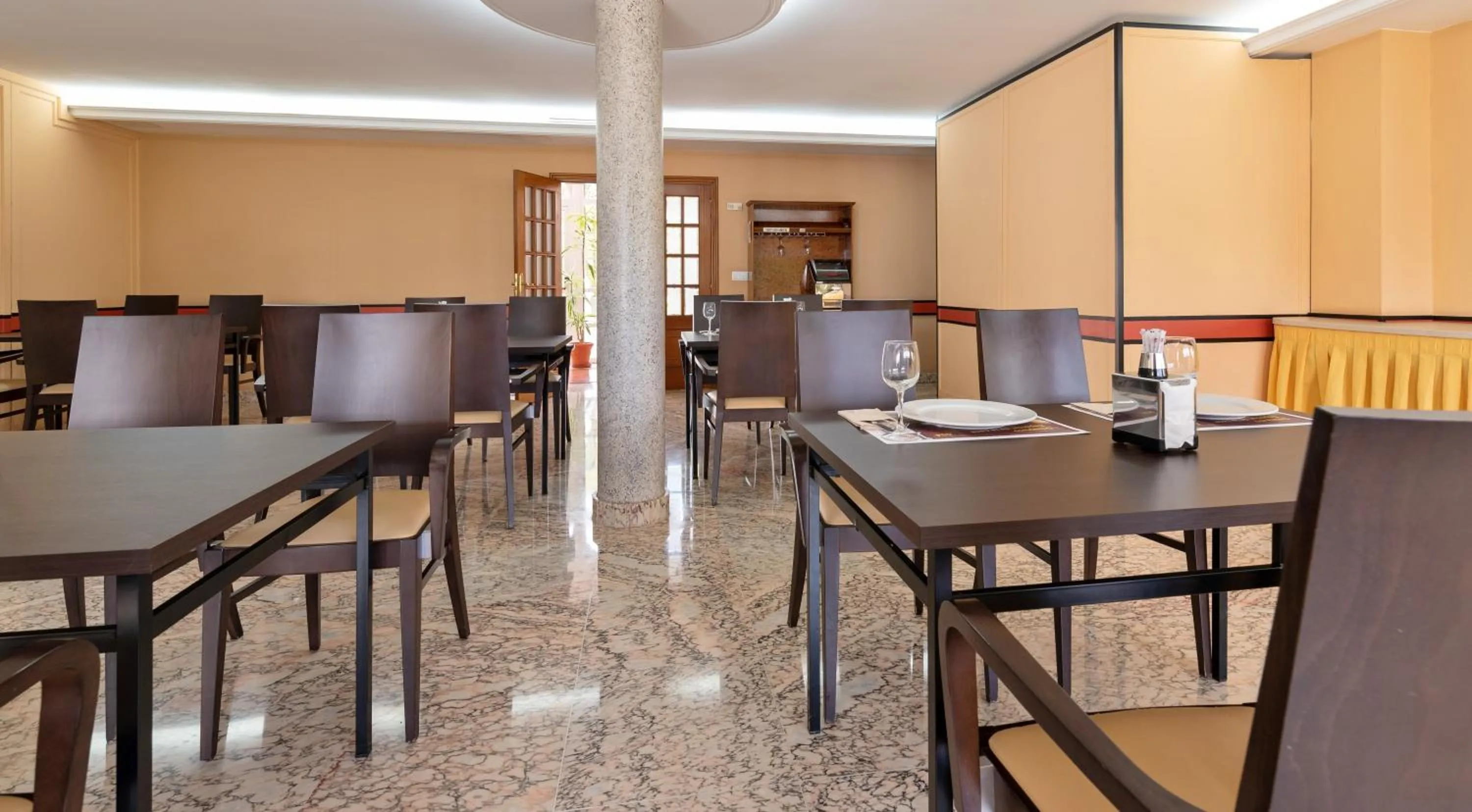 Restaurant/places to eat in Hotel Castro